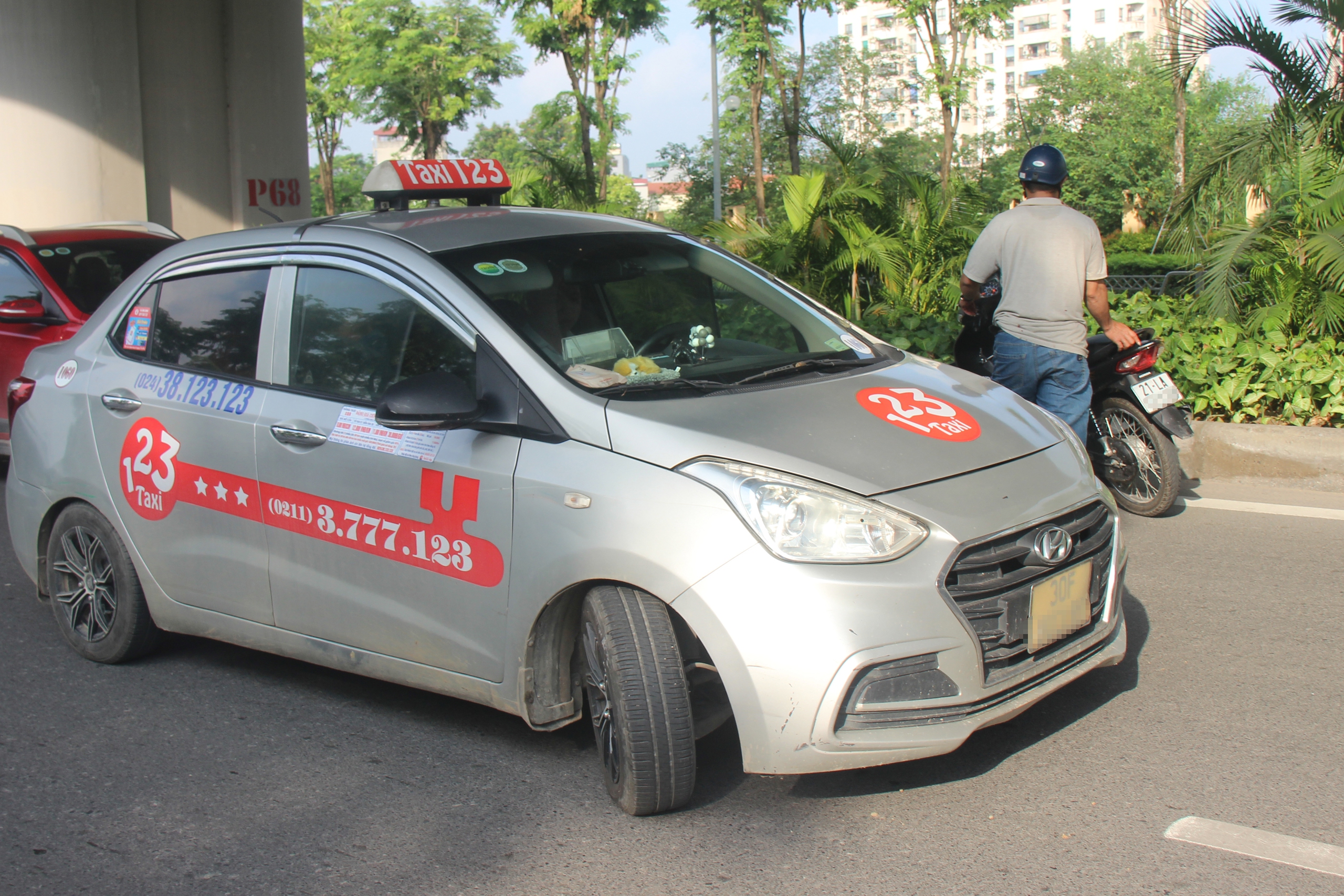 CSGT Hà Nội tăng cường phạt nguội xe máy lấn làn ô tô trên đường phân làn cứng- Ảnh 7. CSGT Hà Nội tăng cường phạt nguội xe máy lấn làn ô tô trên đường phân làn cứng- Ảnh 7.