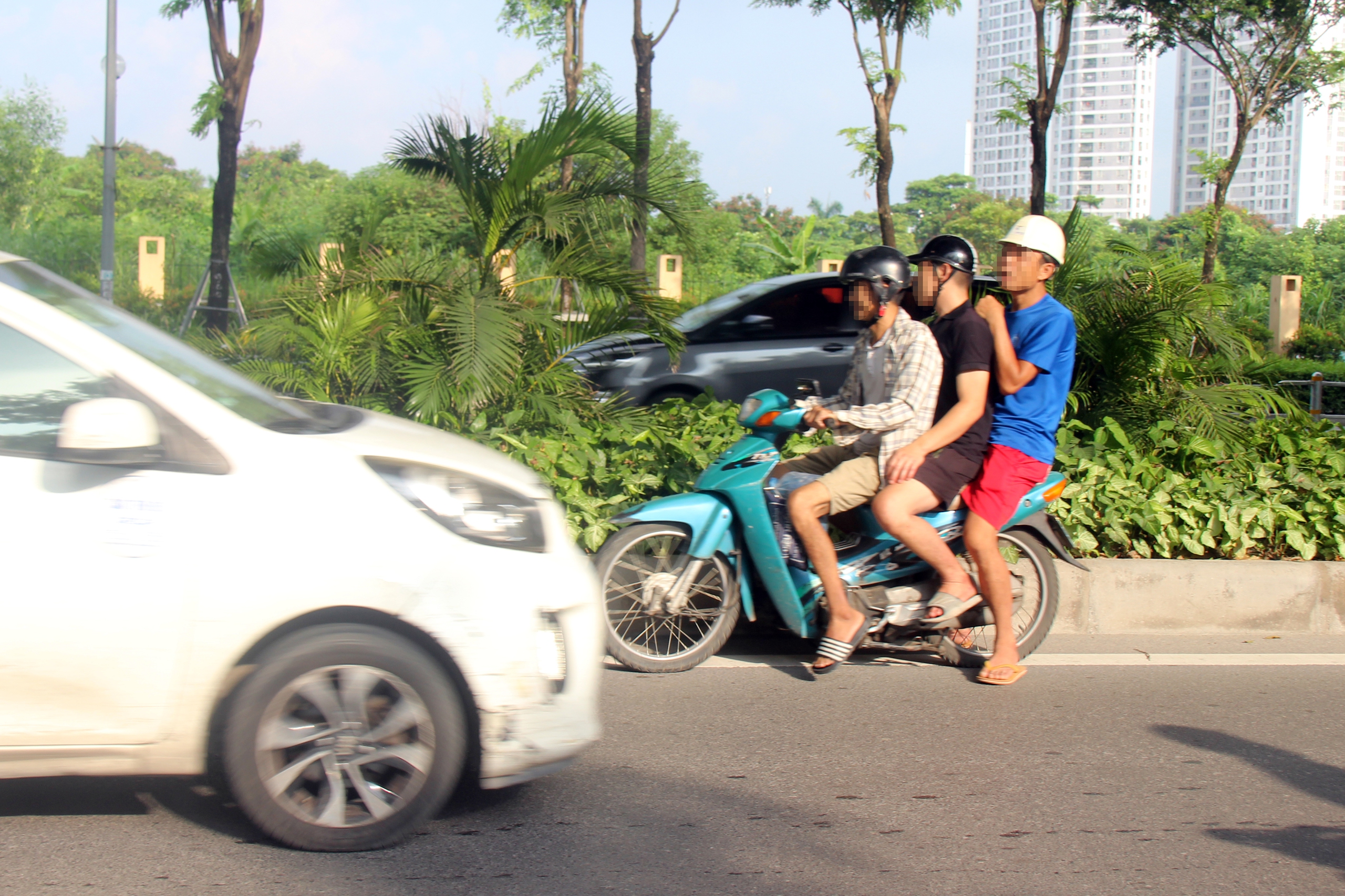 CSGT Hà Nội tăng cường phạt nguội xe máy lấn làn ô tô trên đường phân làn cứng- Ảnh 6. CSGT Hà Nội tăng cường phạt nguội xe máy lấn làn ô tô trên đường phân làn cứng- Ảnh 6.