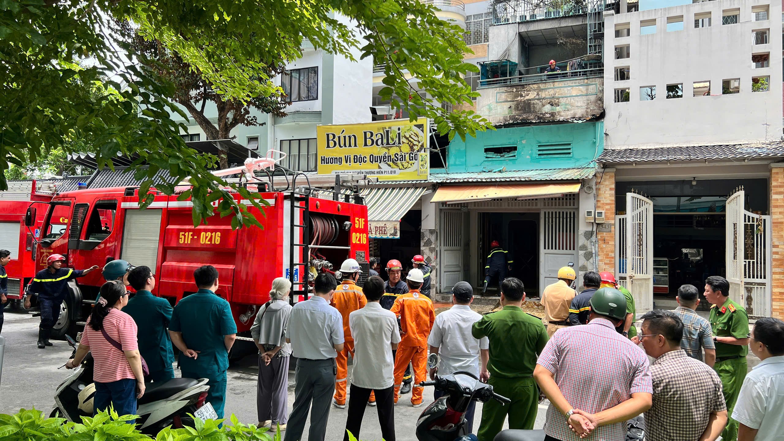 Phá cửa cứu cụ bà ngồi xe lăn và hai cháu nhỏ trong đám cháy nhà 3 tầng ở TP.HCM- Ảnh 1. Phá cửa cứu cụ bà ngồi xe lăn và hai cháu nhỏ trong đám cháy nhà 3 tầng ở TP.HCM- Ảnh 1.