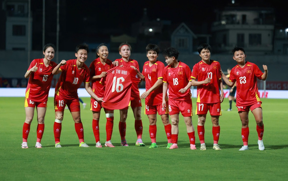 Đánh bại Thái Lan, tuyển nữ Việt Nam hiên ngang tiến vào bán kết AFF Cup 2025- Ảnh 1. Đánh bại Thái Lan, tuyển nữ Việt Nam hiên ngang tiến vào bán kết AFF Cup 2025- Ảnh 1.