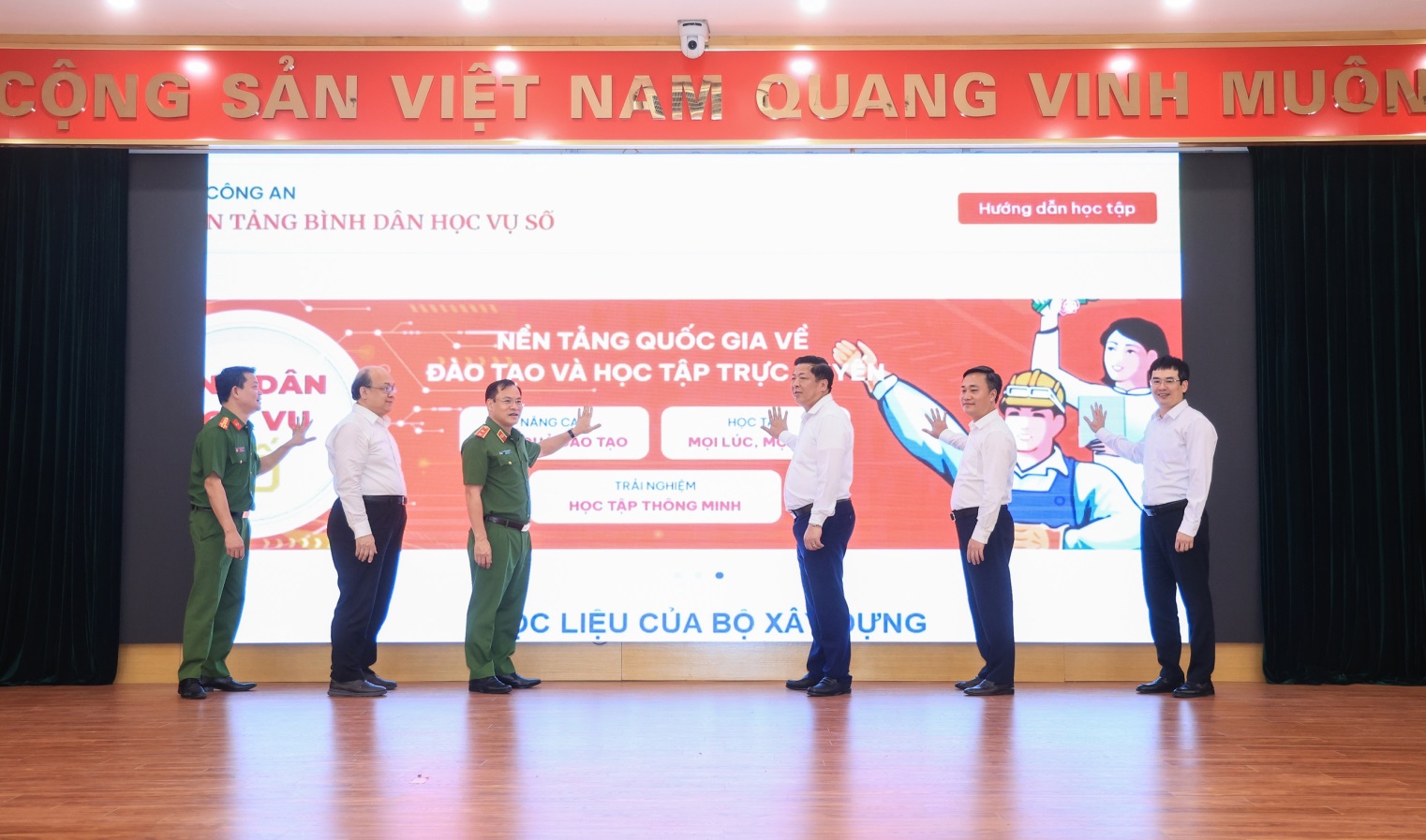 Bộ Xây dựng đẩy mạnh xây dựng cơ sở dữ liệu quốc gia và chuyên ngành- Ảnh 1. Bộ Xây dựng đẩy mạnh xây dựng cơ sở dữ liệu quốc gia và chuyên ngành- Ảnh 1.