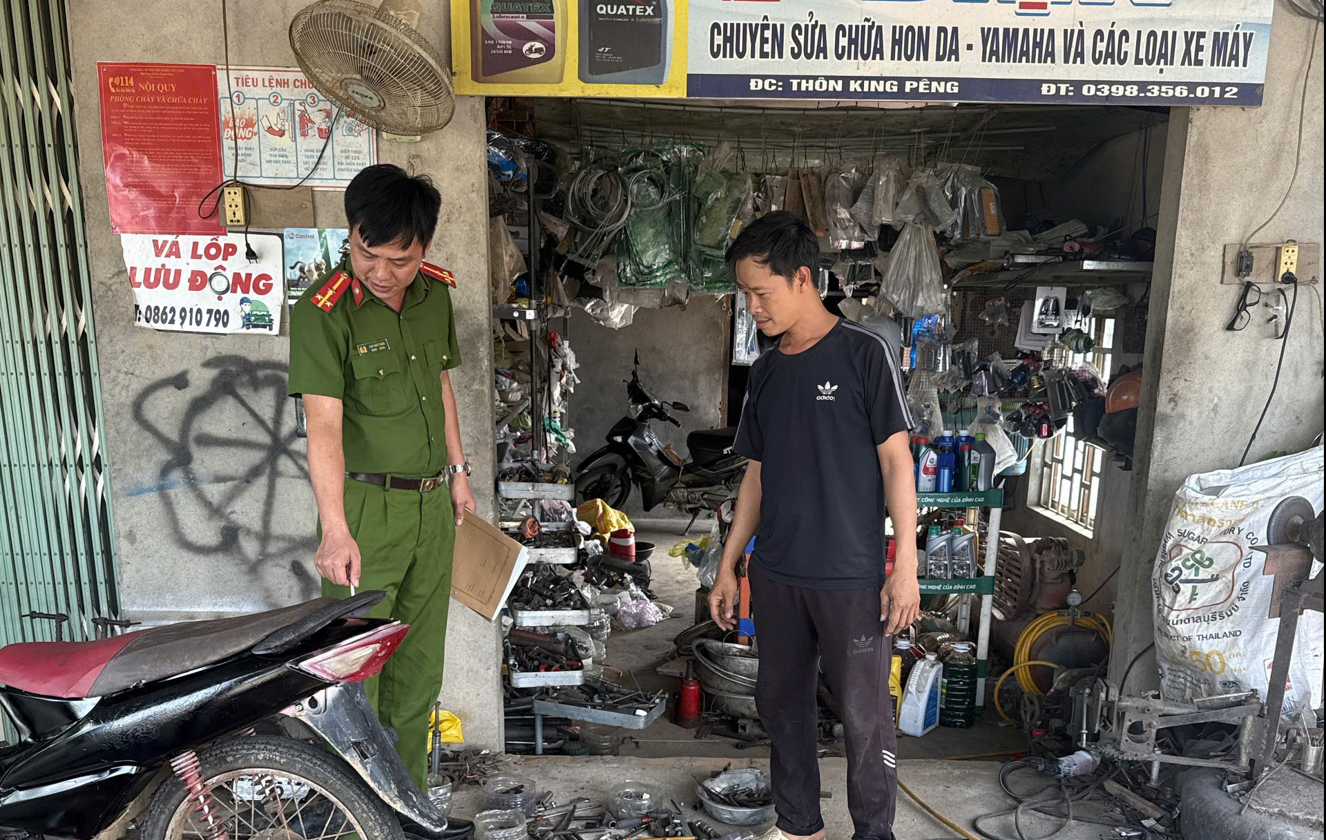 Gia Lai: Răn đe thanh thiếu niên vi phạm giao thông, ngăn xe độ chế- Ảnh 2. Gia Lai: Răn đe thanh thiếu niên vi phạm giao thông, ngăn xe độ chế- Ảnh 2.