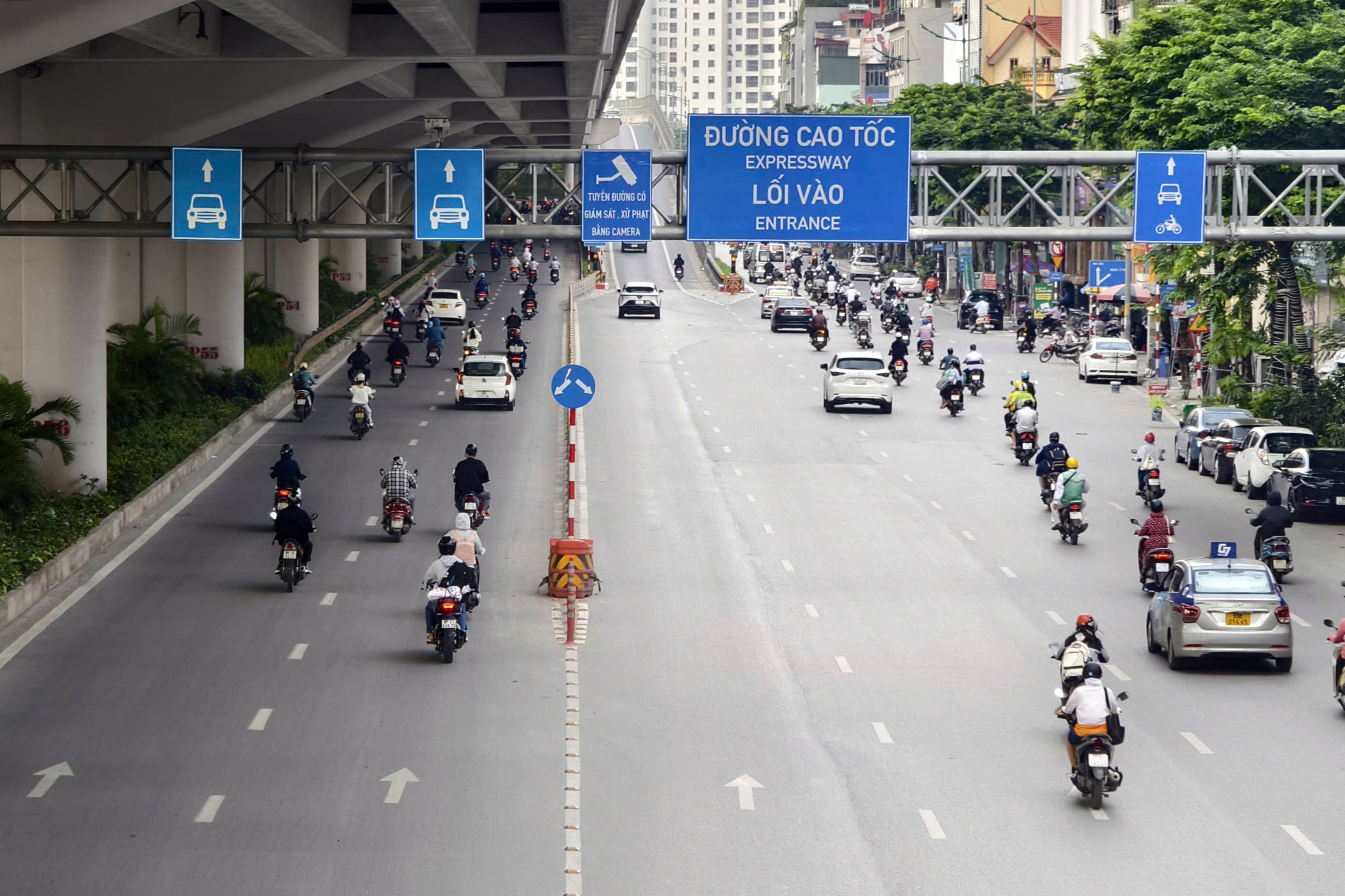 CSGT Hà Nội tăng cường phạt nguội xe máy lấn làn ô tô trên đường phân làn cứng- Ảnh 2. CSGT Hà Nội tăng cường phạt nguội xe máy lấn làn ô tô trên đường phân làn cứng- Ảnh 2.
