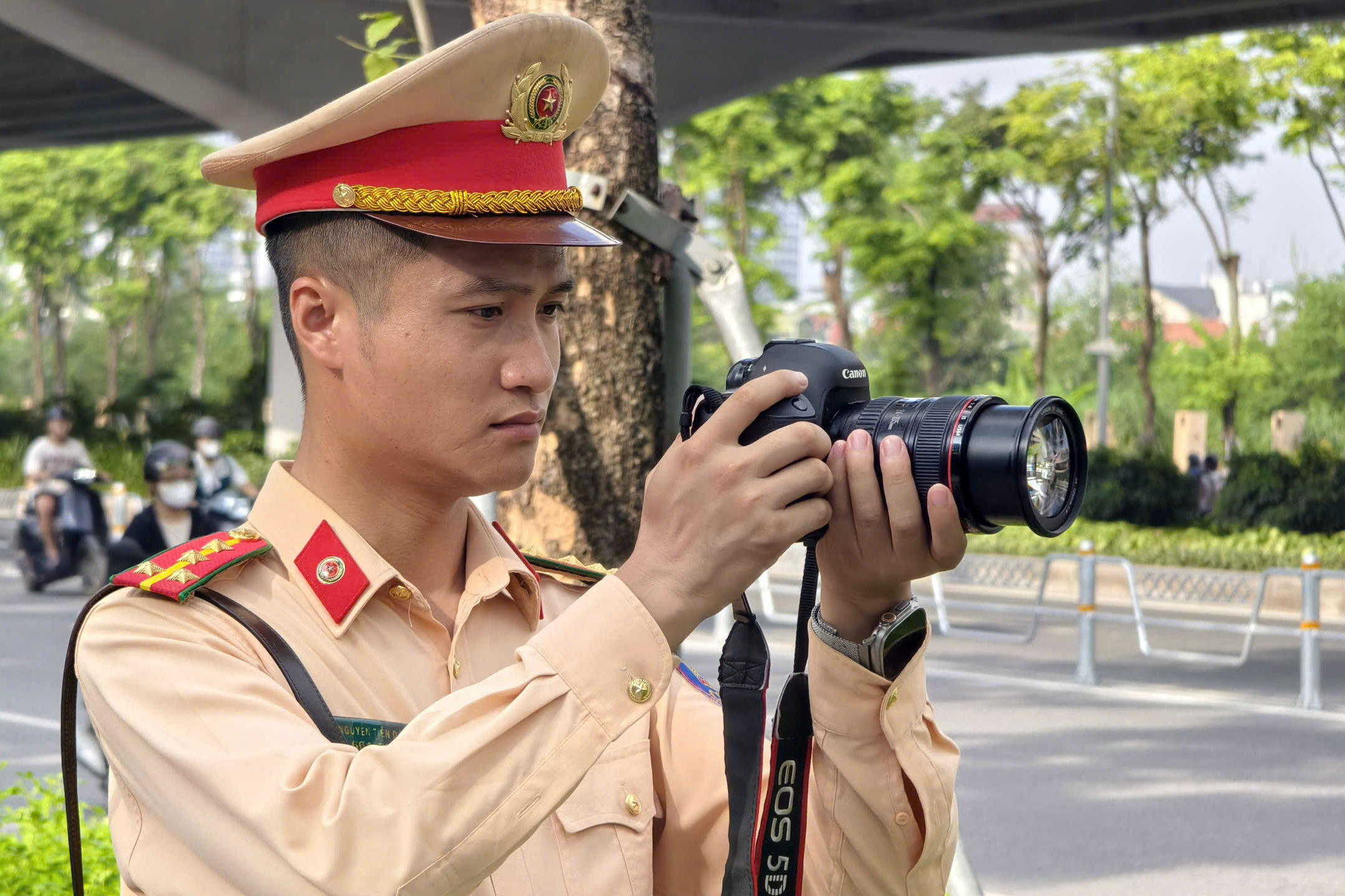 CSGT Hà Nội tăng cường phạt nguội xe máy lấn làn ô tô trên đường phân làn cứng- Ảnh 10. CSGT Hà Nội tăng cường phạt nguội xe máy lấn làn ô tô trên đường phân làn cứng- Ảnh 10.