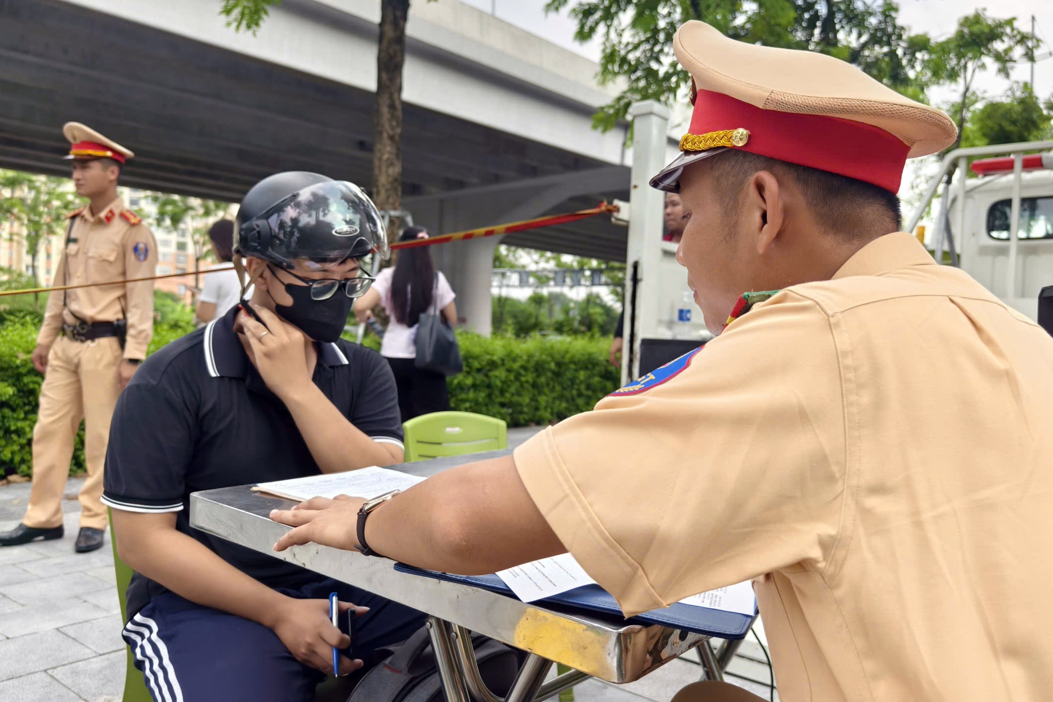 CSGT Hà Nội tăng cường phạt nguội xe máy lấn làn ô tô trên đường phân làn cứng- Ảnh 8. CSGT Hà Nội tăng cường phạt nguội xe máy lấn làn ô tô trên đường phân làn cứng- Ảnh 8.