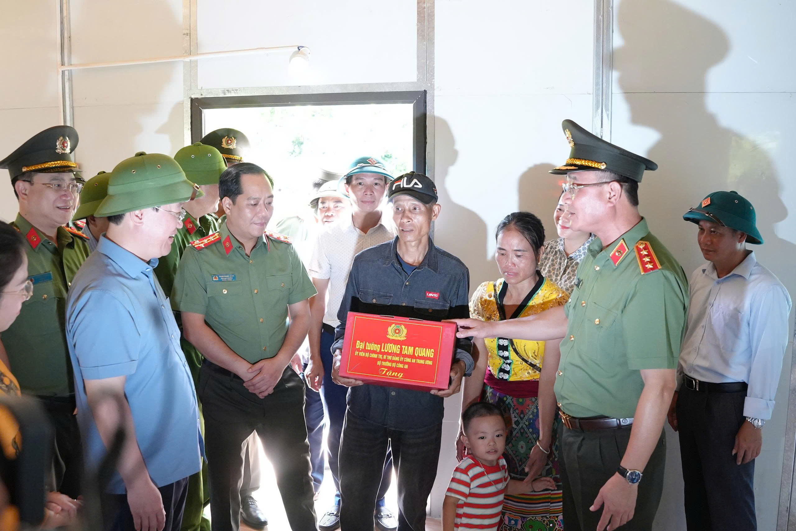 Ra quân cao điểm 40 ngày đêm dựng nhà, xây trường cho người dân vùng lũ Nghệ An- Ảnh 1. Ra quân cao điểm 40 ngày đêm dựng nhà, xây trường cho người dân vùng lũ Nghệ An- Ảnh 1.