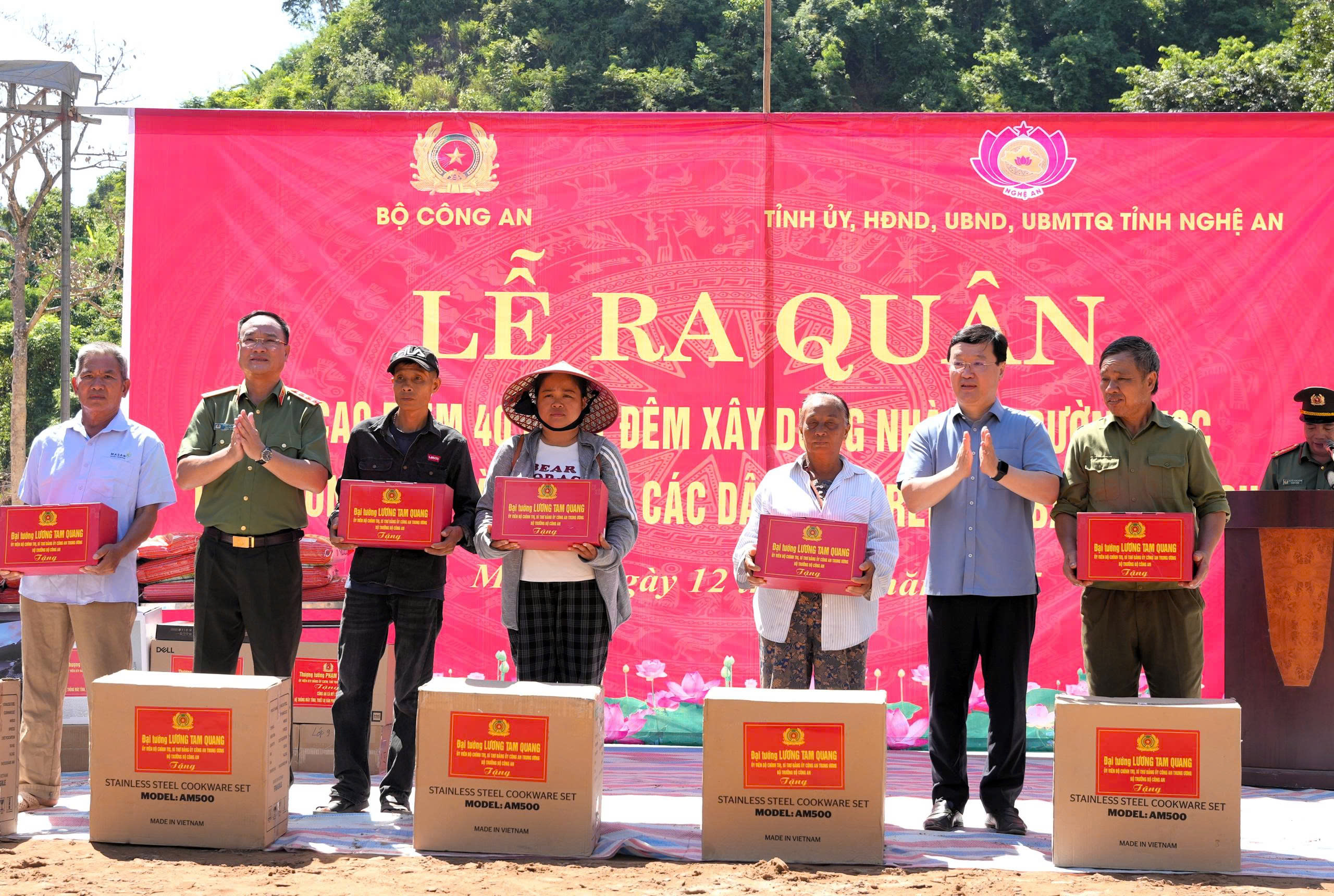 Ra quân cao điểm 40 ngày đêm dựng nhà, xây trường cho người dân vùng lũ Nghệ An- Ảnh 2. Ra quân cao điểm 40 ngày đêm dựng nhà, xây trường cho người dân vùng lũ Nghệ An- Ảnh 2.