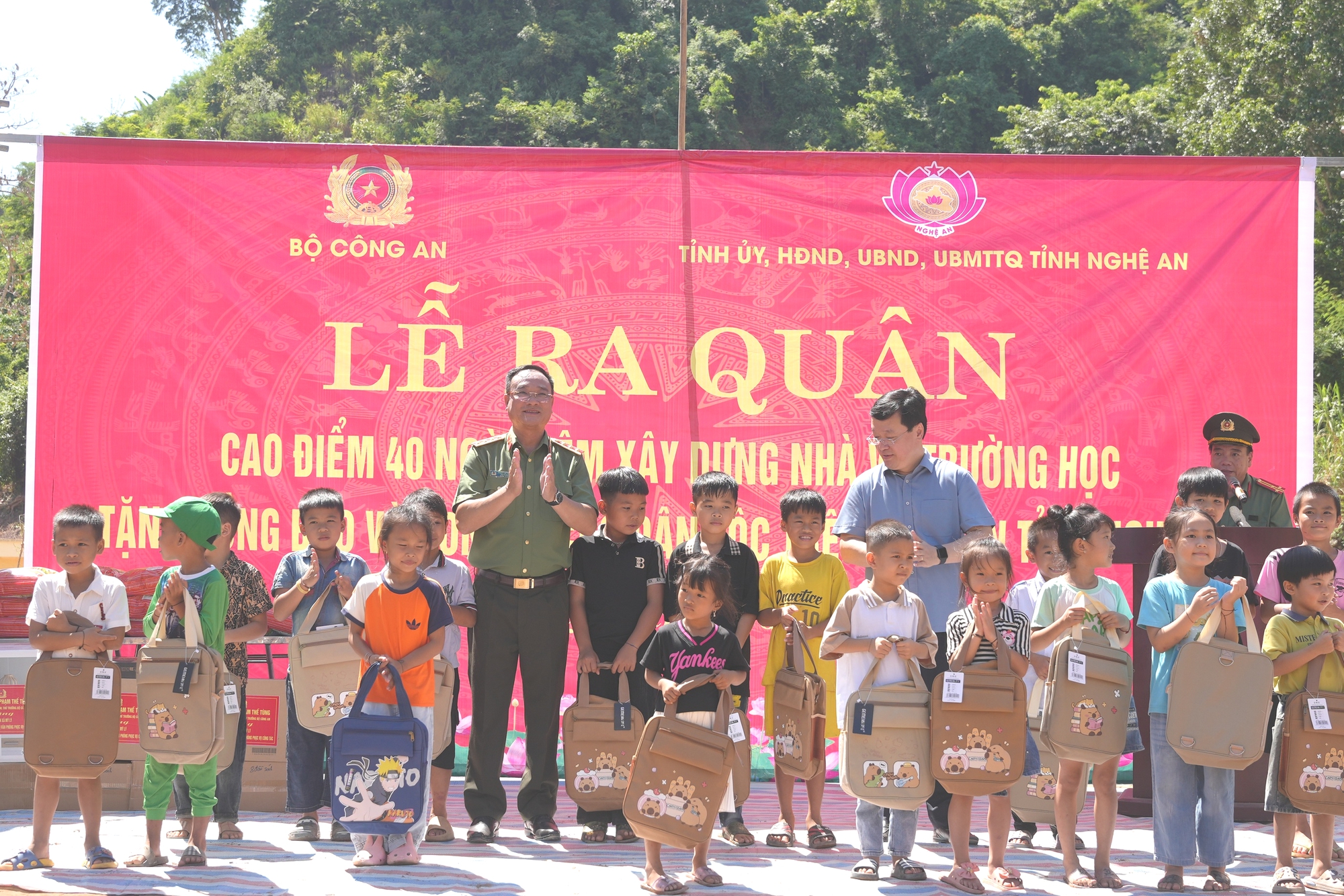 Ra quân cao điểm 40 ngày đêm dựng nhà, xây trường cho người dân vùng lũ Nghệ An- Ảnh 3. Ra quân cao điểm 40 ngày đêm dựng nhà, xây trường cho người dân vùng lũ Nghệ An- Ảnh 3.