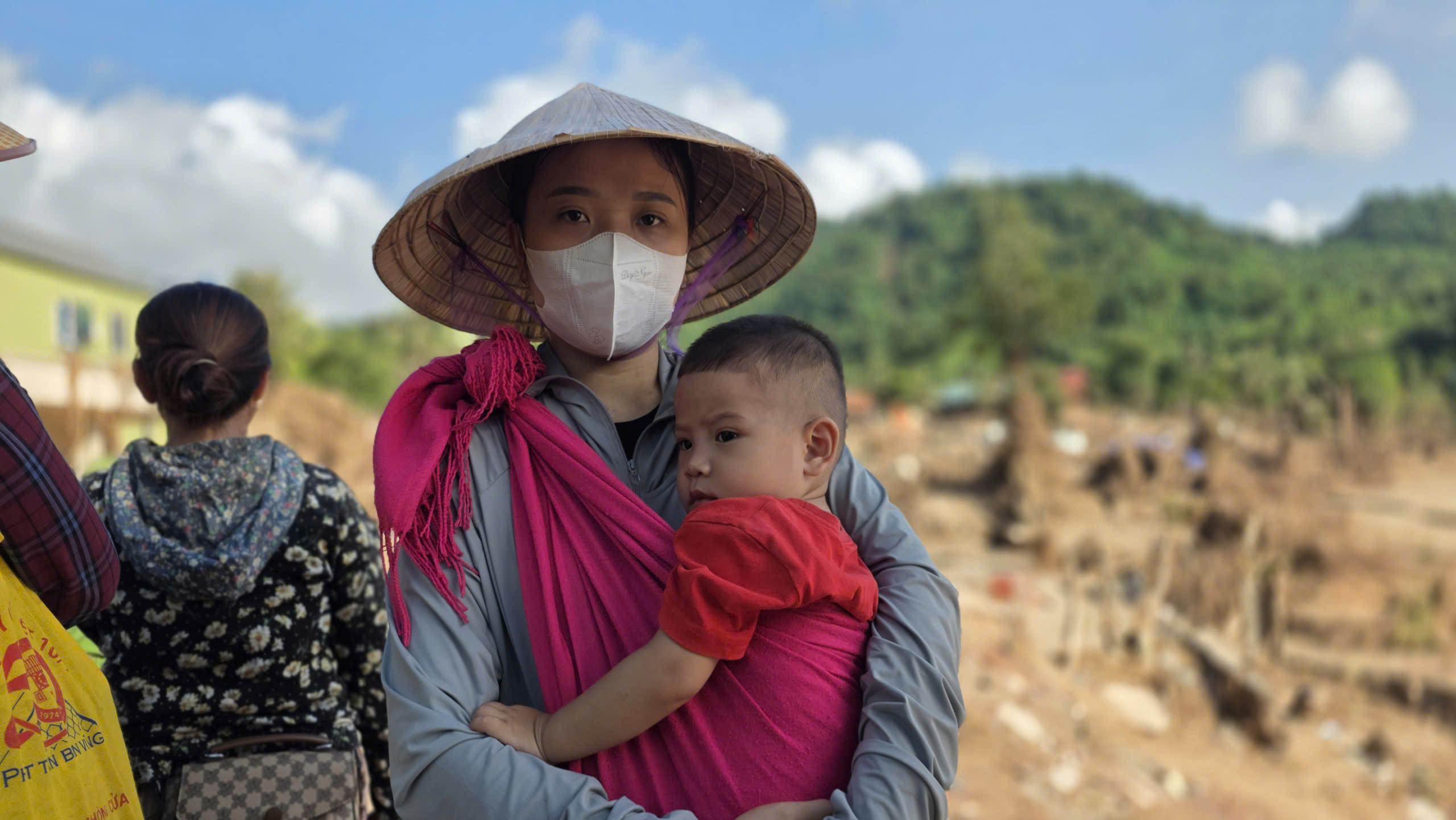 Ra quân cao điểm 40 ngày đêm dựng nhà, xây trường cho người dân vùng lũ Nghệ An- Ảnh 5. Ra quân cao điểm 40 ngày đêm dựng nhà, xây trường cho người dân vùng lũ Nghệ An- Ảnh 5.