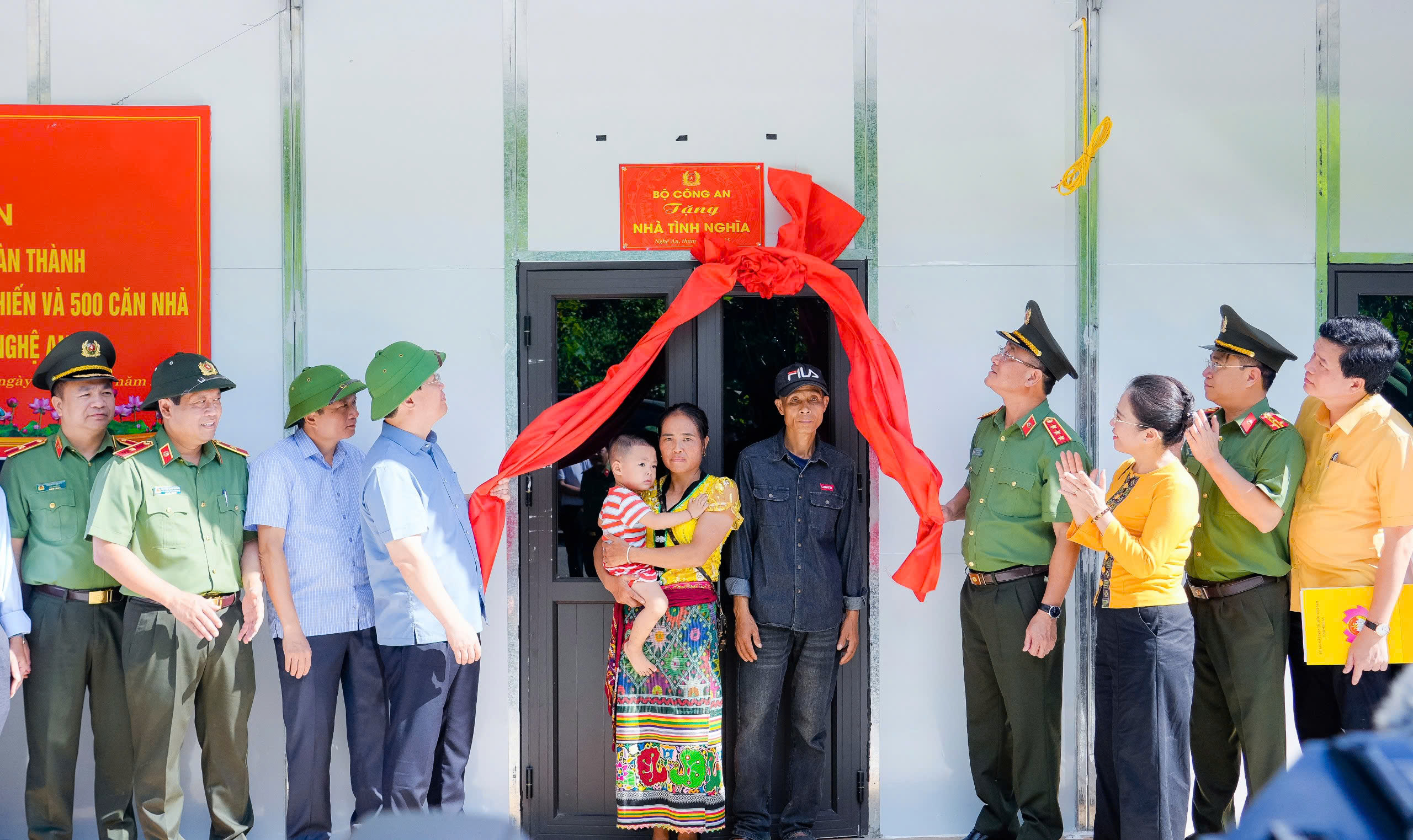 Ra quân cao điểm 40 ngày đêm dựng nhà, xây trường cho người dân vùng lũ Nghệ An- Ảnh 4. Ra quân cao điểm 40 ngày đêm dựng nhà, xây trường cho người dân vùng lũ Nghệ An- Ảnh 4.