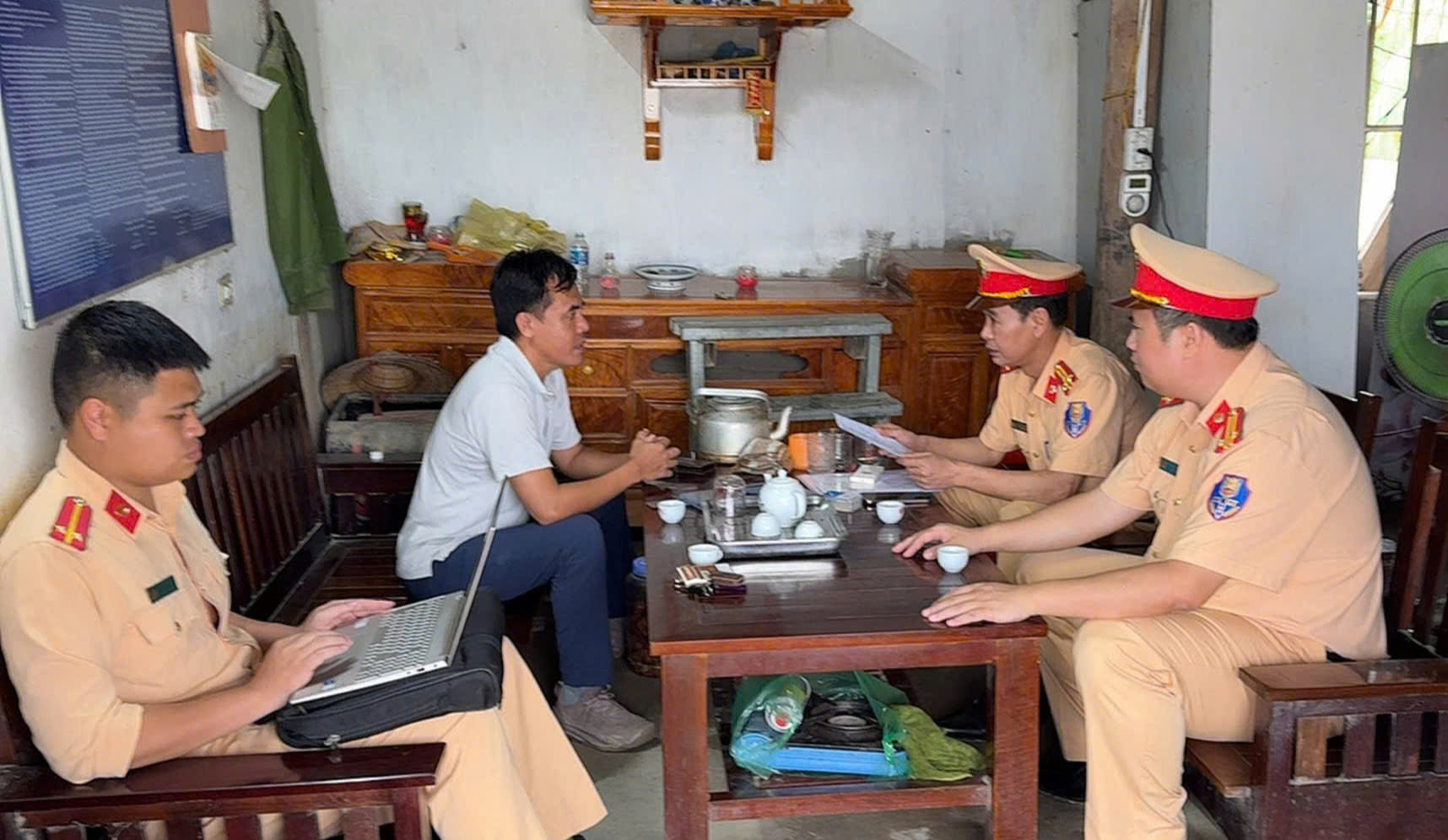 Cảnh sát giao thông đường thủy làm gì để ngăn đuối nước trên hồ Thác Bà?- Ảnh 5. Cảnh sát giao thông đường thủy làm gì để ngăn đuối nước trên hồ Thác Bà?- Ảnh 5.