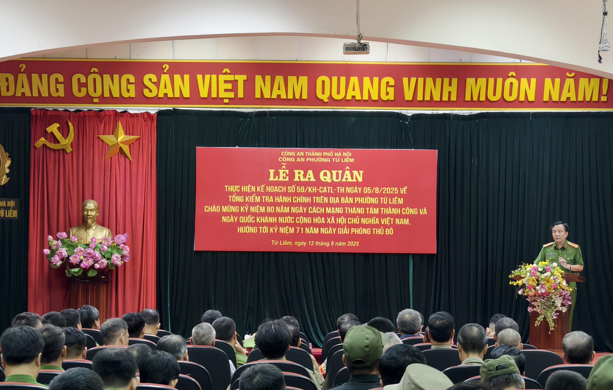 Hà Nội: Công an phường cùng CSGT xuyên đêm kiểm tra cơ sở giải trí, ngăn quái xế lộng hành- Ảnh 1. Hà Nội: Công an phường cùng CSGT xuyên đêm kiểm tra cơ sở giải trí, ngăn quái xế lộng hành- Ảnh 1.