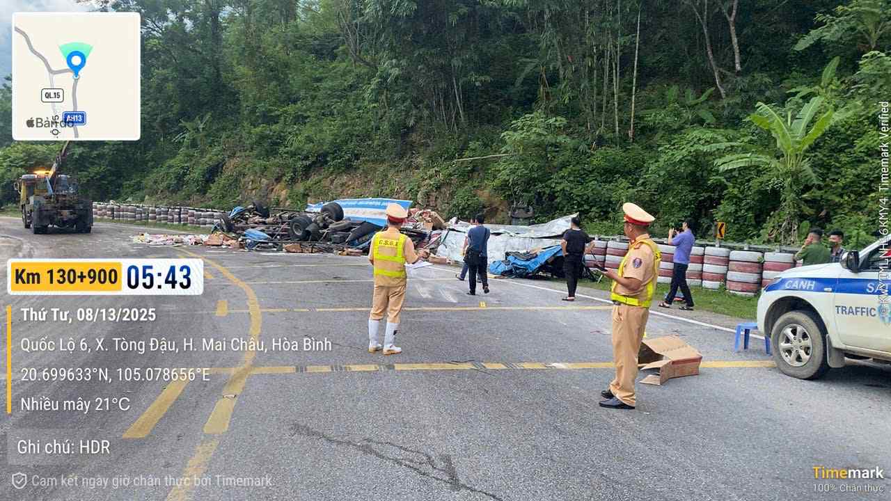 Ô tô tải mất phanh lật ngửa trên QL6 qua Phú Thọ, tài xế tử vong tại chỗ- Ảnh 2. Ô tô tải mất phanh lật ngửa trên QL6 qua Phú Thọ, tài xế tử vong tại chỗ- Ảnh 2.