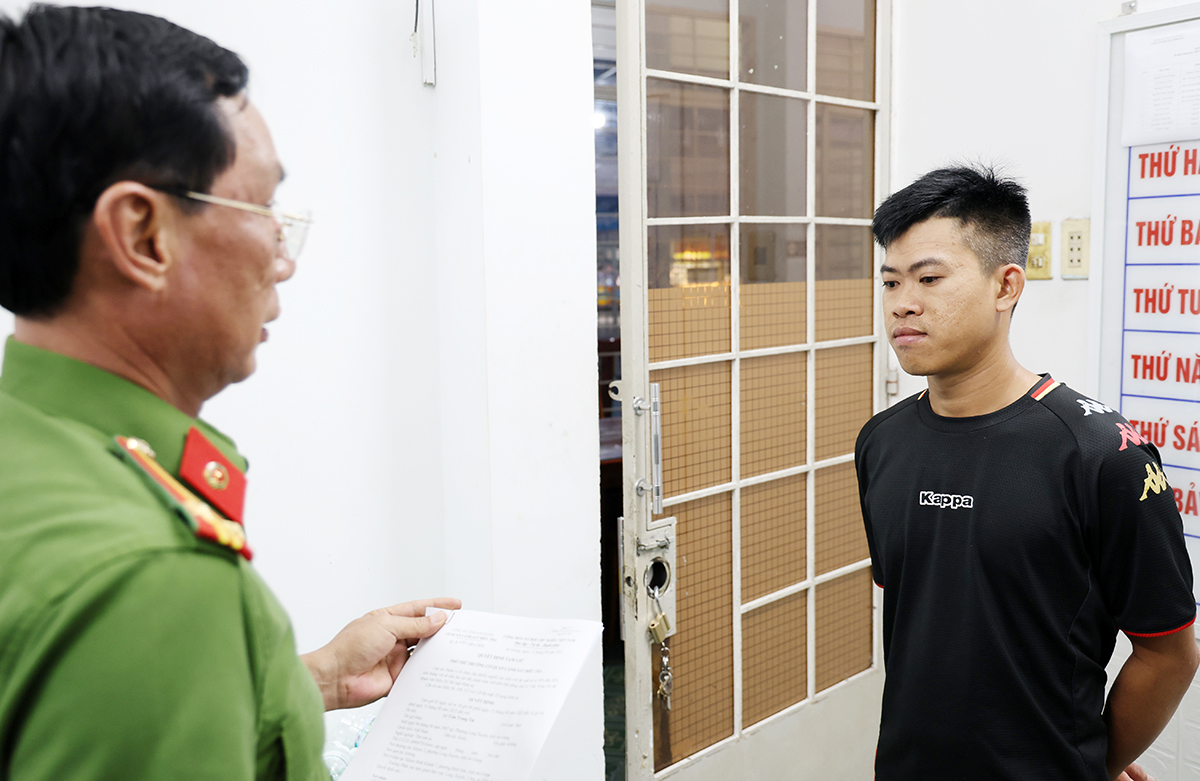 An Giang: Tạm giữ thanh niên cho vay nặng lãi, người vay phải chụp ảnh khỏa thân- Ảnh 1. An Giang: Tạm giữ thanh niên cho vay nặng lãi, người vay phải chụp ảnh khỏa thân- Ảnh 1.