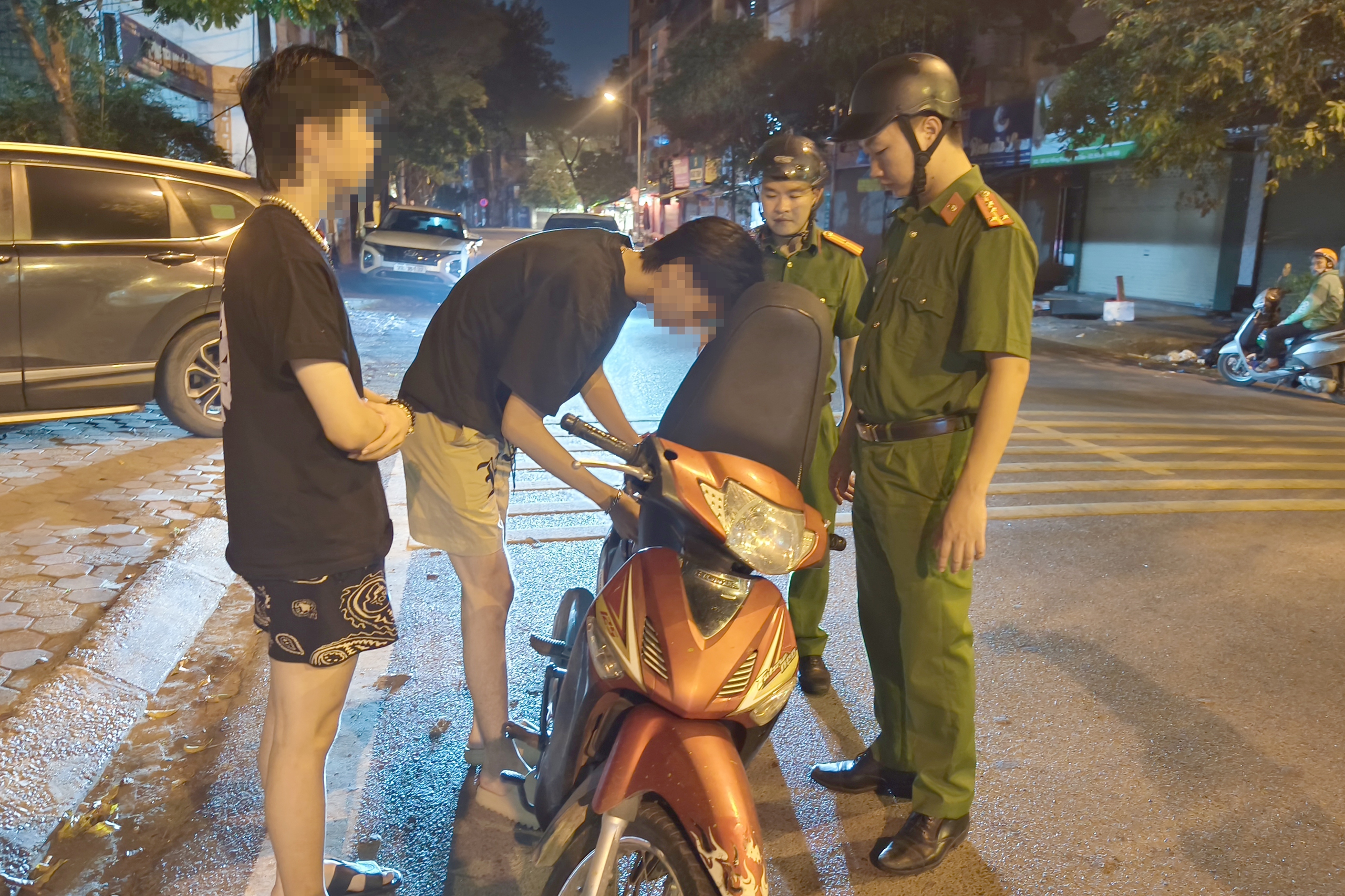 Hà Nội: Công an phường cùng CSGT xuyên đêm kiểm tra cơ sở giải trí, ngăn quái xế lộng hành- Ảnh 10. Hà Nội: Công an phường cùng CSGT xuyên đêm kiểm tra cơ sở giải trí, ngăn quái xế lộng hành- Ảnh 10.