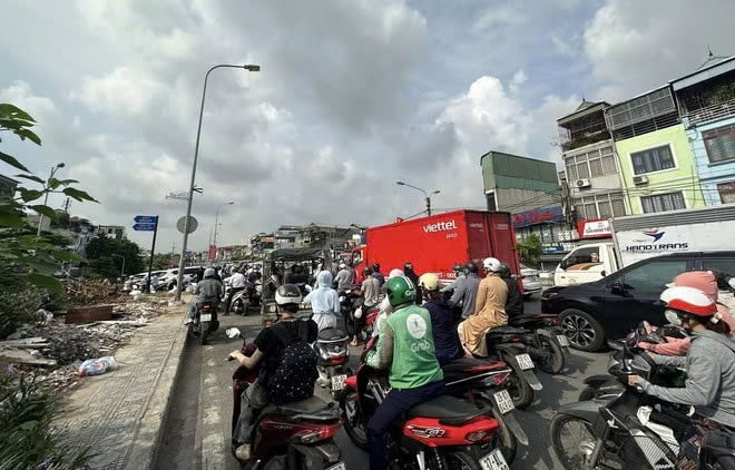 Sở Xây dựng Hà Nội nói về việc cấm qua cầu Long Biên trong giờ cao điểm- Ảnh 1. Sở Xây dựng Hà Nội nói về việc cấm qua cầu Long Biên trong giờ cao điểm- Ảnh 1.
