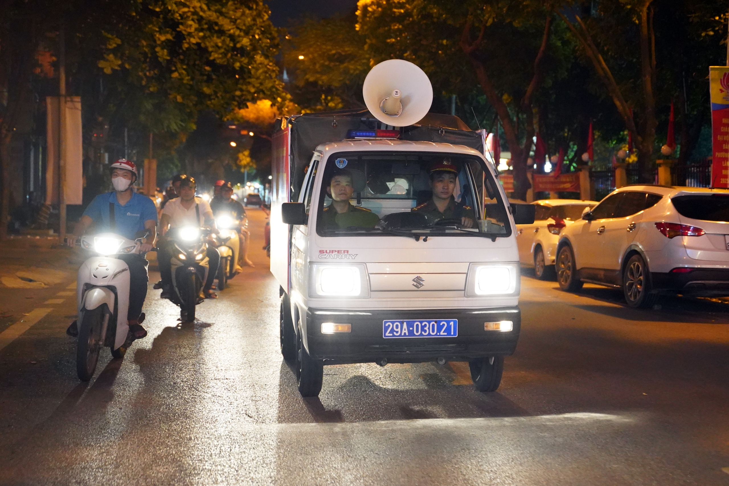 Hà Nội: Công an phường cùng CSGT xuyên đêm kiểm tra cơ sở giải trí, ngăn quái xế lộng hành- Ảnh 3. Hà Nội: Công an phường cùng CSGT xuyên đêm kiểm tra cơ sở giải trí, ngăn quái xế lộng hành- Ảnh 3.