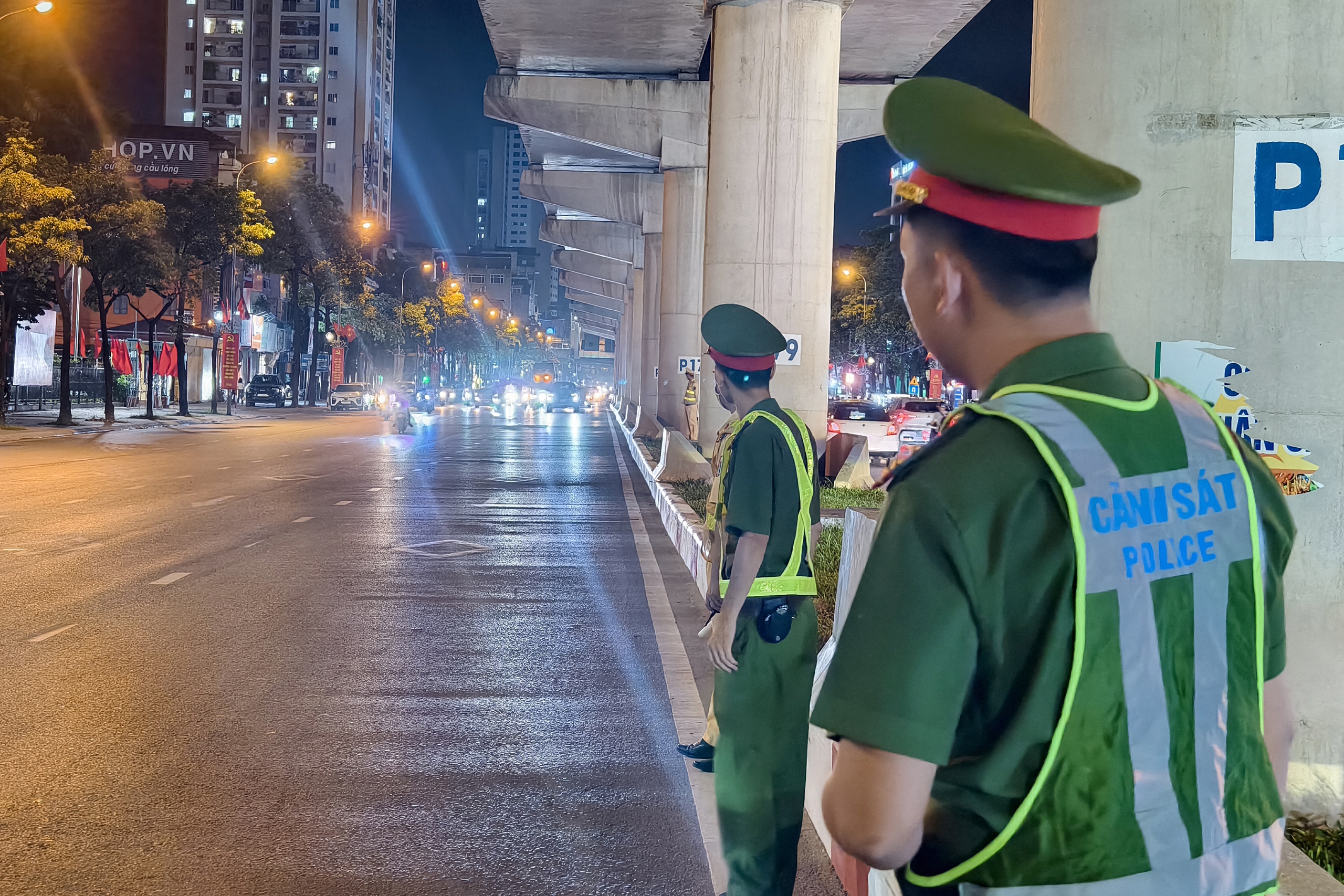 Hà Nội: Công an phường cùng CSGT xuyên đêm kiểm tra cơ sở giải trí, ngăn quái xế lộng hành- Ảnh 4. Hà Nội: Công an phường cùng CSGT xuyên đêm kiểm tra cơ sở giải trí, ngăn quái xế lộng hành- Ảnh 4.