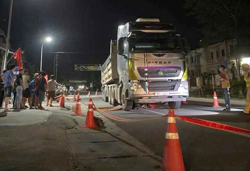 Hiện trường vụ tai nạn khiến thiếu niên 14 tuổi tử vong thương tâm. Hiện trường vụ tai nạn khiến thiếu niên 14 tuổi tử vong thương tâm.