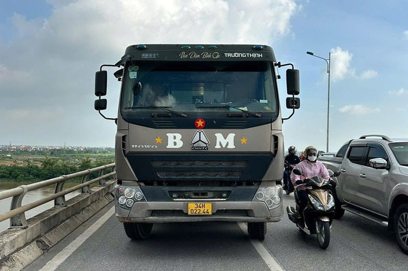 Chiếc ô tô tải tại hiện trường vụ tai nạn - Ảnh: Hải Ninh. Chiếc ô tô tải tại hiện trường vụ tai nạn - Ảnh: Hải Ninh.