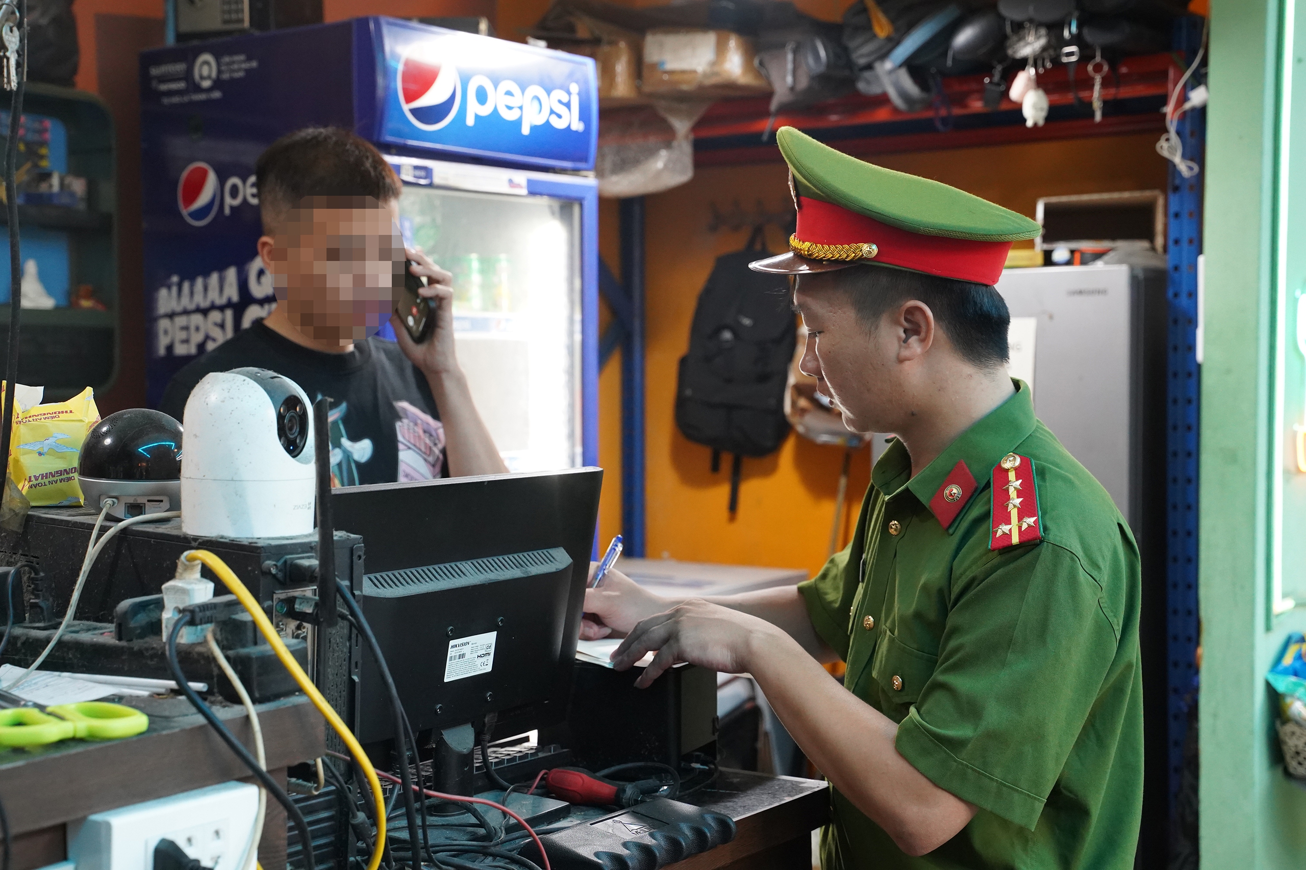 Hà Nội: Công an phường cùng CSGT xuyên đêm kiểm tra cơ sở giải trí, ngăn quái xế lộng hành- Ảnh 7. Hà Nội: Công an phường cùng CSGT xuyên đêm kiểm tra cơ sở giải trí, ngăn quái xế lộng hành- Ảnh 7.