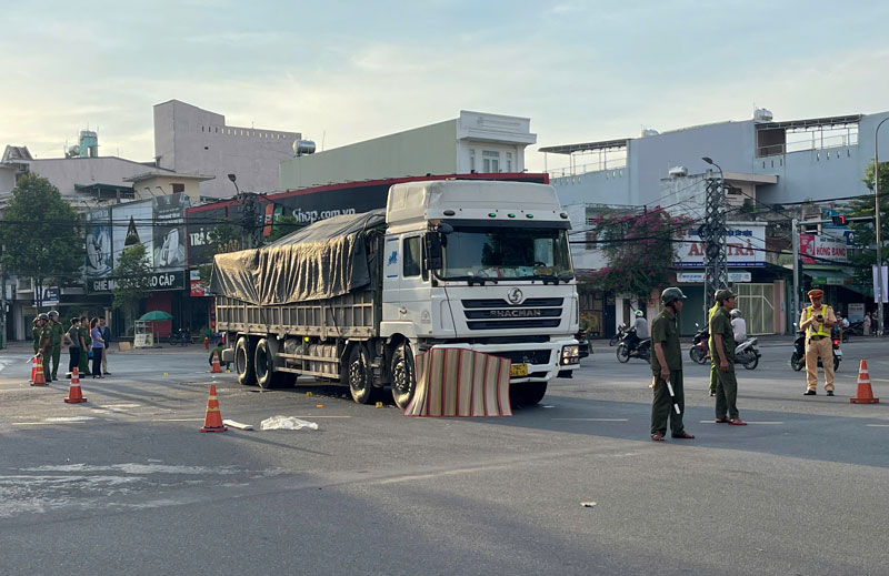 Hiện trường vụ tai nạn khiến hai người thương vong. Hiện trường vụ tai nạn khiến hai người thương vong.