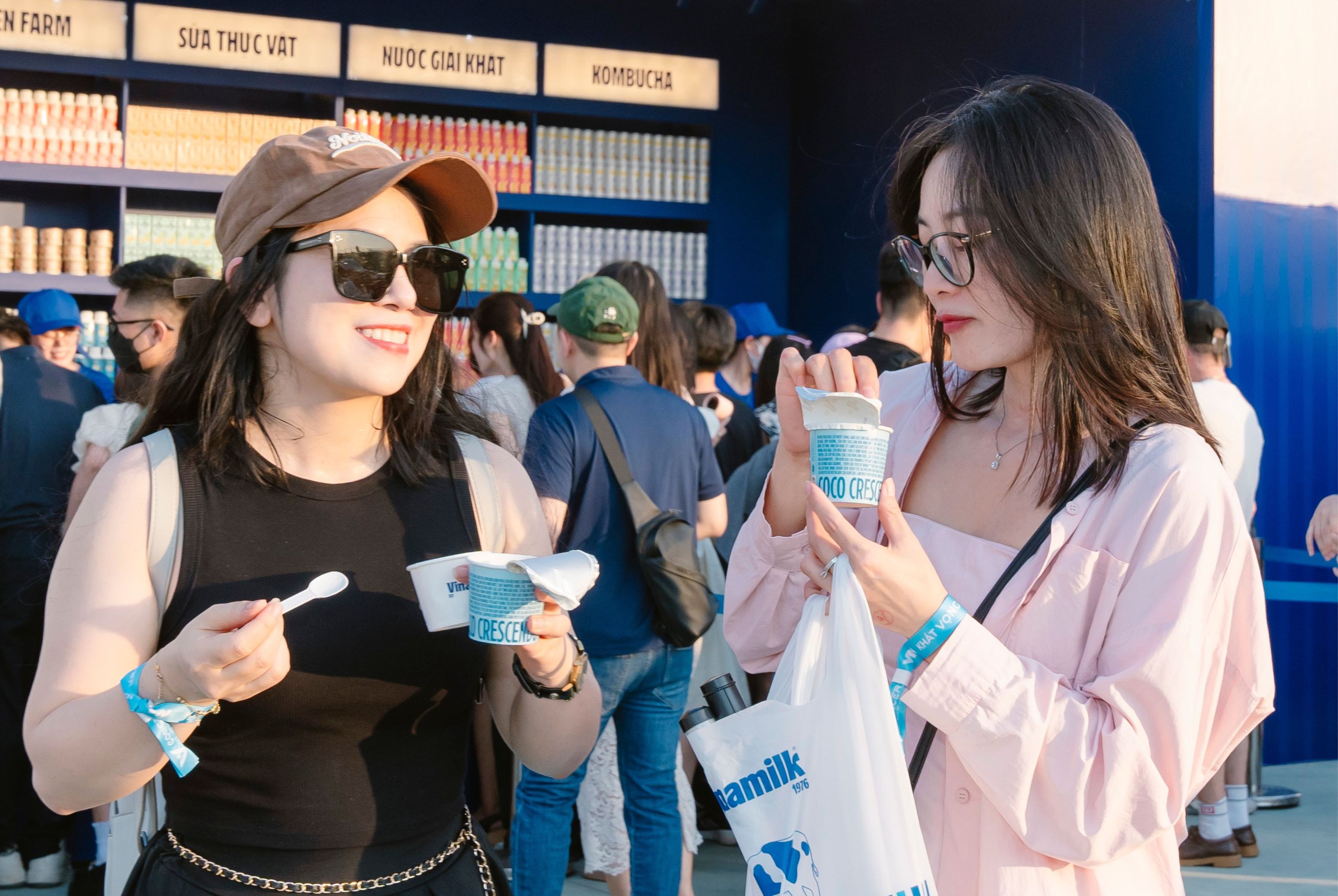 Giữa thời tiết nóng bức, kem Gelato mát lạnh – một “tân binh” khác nhà Vinamilk – với chất kem quyện đặc, kéo sánh, lấy cảm hứng từ chất kem gelato trứ danh của Ý cũng trở nên đầy hấp dẫn với các bạn trẻ. Giữa thời tiết nóng bức, kem Gelato mát lạnh – một “tân binh” khác nhà Vinamilk – với chất kem quyện đặc, kéo sánh, lấy cảm hứng từ chất kem gelato trứ danh của Ý cũng trở nên đầy hấp dẫn với các bạn trẻ.