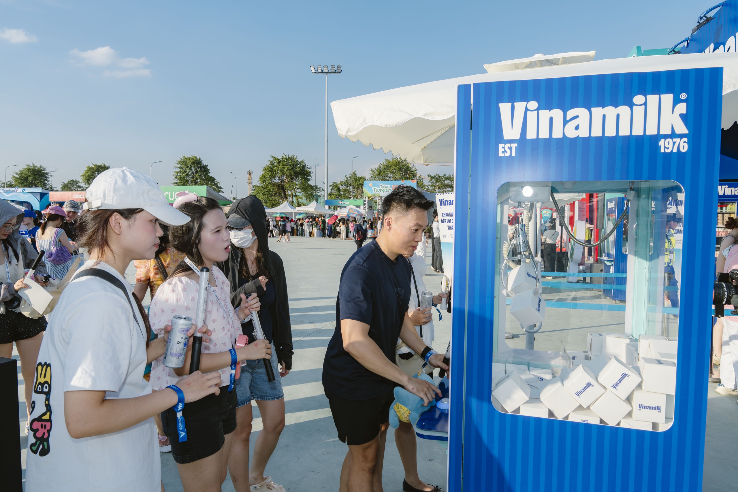 Ngoài nạp năng lượng tươi mát, giúp các tín đồ yêu âm nhạc đủ sức “quẫy” hết mình suốt 5-7 tiếng của chương trình, gian hàng Vinamilk còn có khu vực minigame để khán giả được thử sức với trò chơi gắp túi mù. Phần thưởng từ chương trình là hàng nghìn món quà cực hấp dẫn. Đại diện doanh nghiệp cho biết, sẽ còn nhiều chương trình “đỉnh nóc, kịch trần” hơn chờ đón người dân trong các sự kiện hướng tới dịp kỷ niệm 80 năm ngày Quốc khánh sắp tới./. Ngoài nạp năng lượng tươi mát, giúp các tín đồ yêu âm nhạc đủ sức “quẫy” hết mình suốt 5-7 tiếng của chương trình, gian hàng Vinamilk còn có khu vực minigame để khán giả được thử sức với trò chơi gắp túi mù. Phần thưởng từ chương trình là hàng nghìn món quà cực hấp dẫn. Đại diện doanh nghiệp cho biết, sẽ còn nhiều chương trình “đỉnh nóc, kịch trần” hơn chờ đón người dân trong các sự kiện hướng tới dịp kỷ niệm 80 năm ngày Quốc khánh sắp tới./.