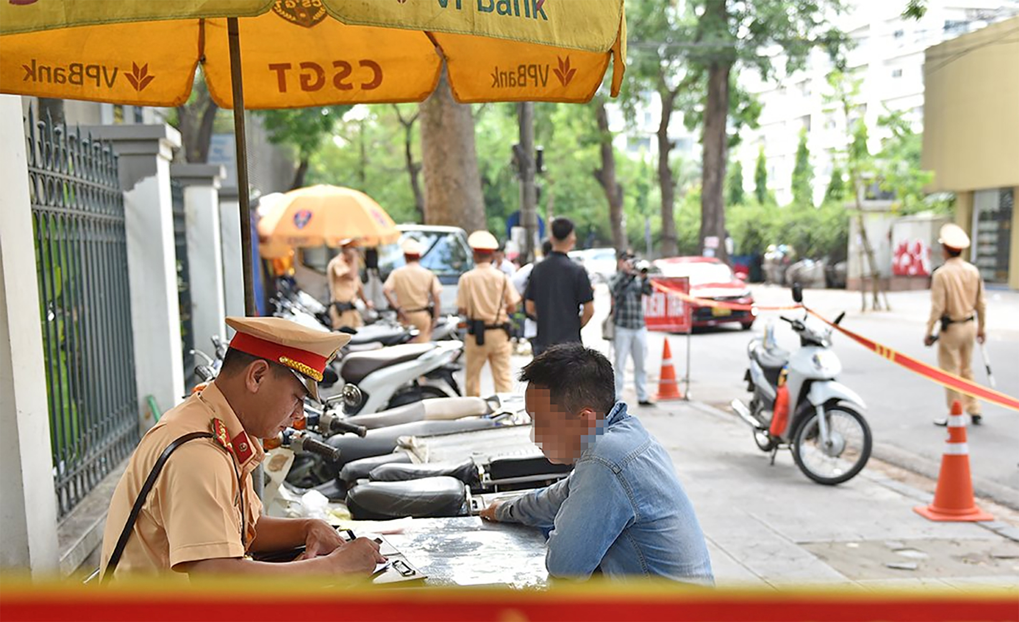 Bỏ xe, không nộp phạt bị xử lý thế nào?- Ảnh 1. Bỏ xe, không nộp phạt bị xử lý thế nào?- Ảnh 1.