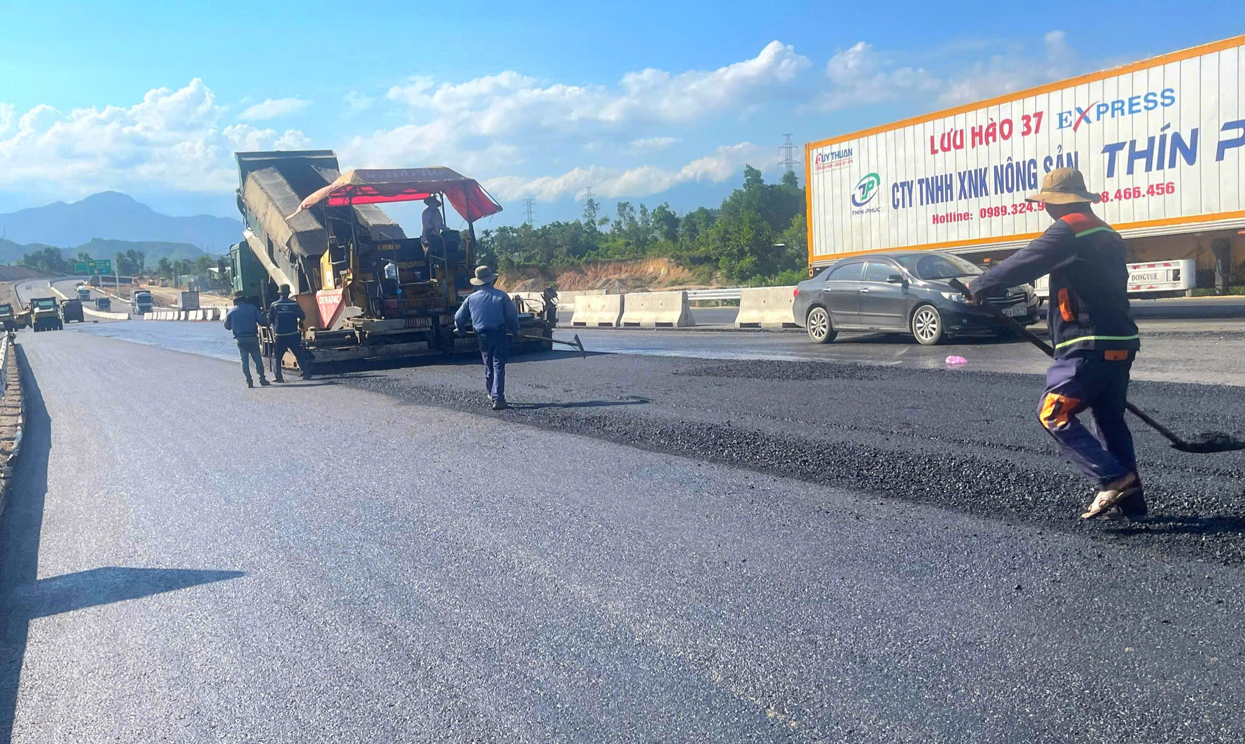 Thảm những mét nhựa cuối cùng trên tuyến chính cao tốc Hòa Liên - Túy Loan- Ảnh 4. Thảm những mét nhựa cuối cùng trên tuyến chính cao tốc Hòa Liên - Túy Loan- Ảnh 4.