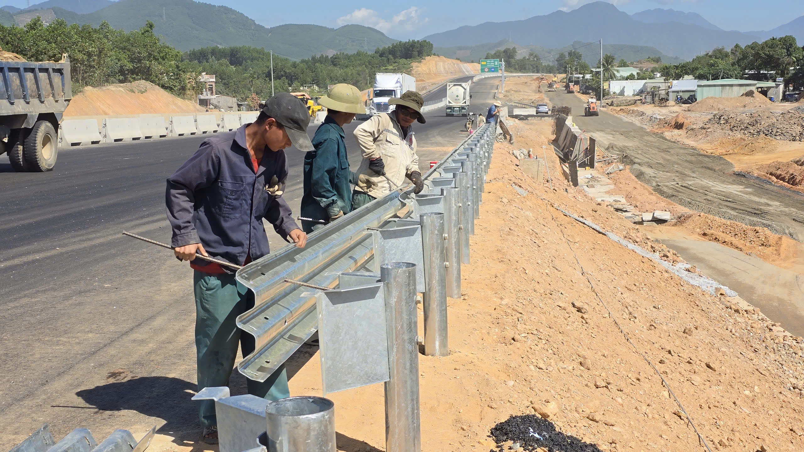 Thảm những mét nhựa cuối cùng trên tuyến chính cao tốc Hòa Liên - Túy Loan- Ảnh 9. Thảm những mét nhựa cuối cùng trên tuyến chính cao tốc Hòa Liên - Túy Loan- Ảnh 9.