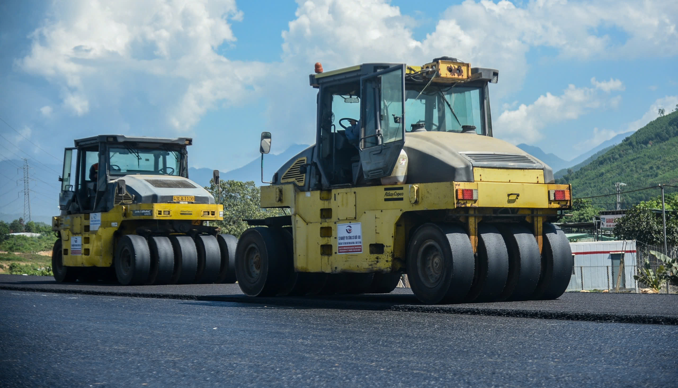 Thảm những mét nhựa cuối cùng trên tuyến chính cao tốc Hòa Liên - Túy Loan- Ảnh 6. Thảm những mét nhựa cuối cùng trên tuyến chính cao tốc Hòa Liên - Túy Loan- Ảnh 6.