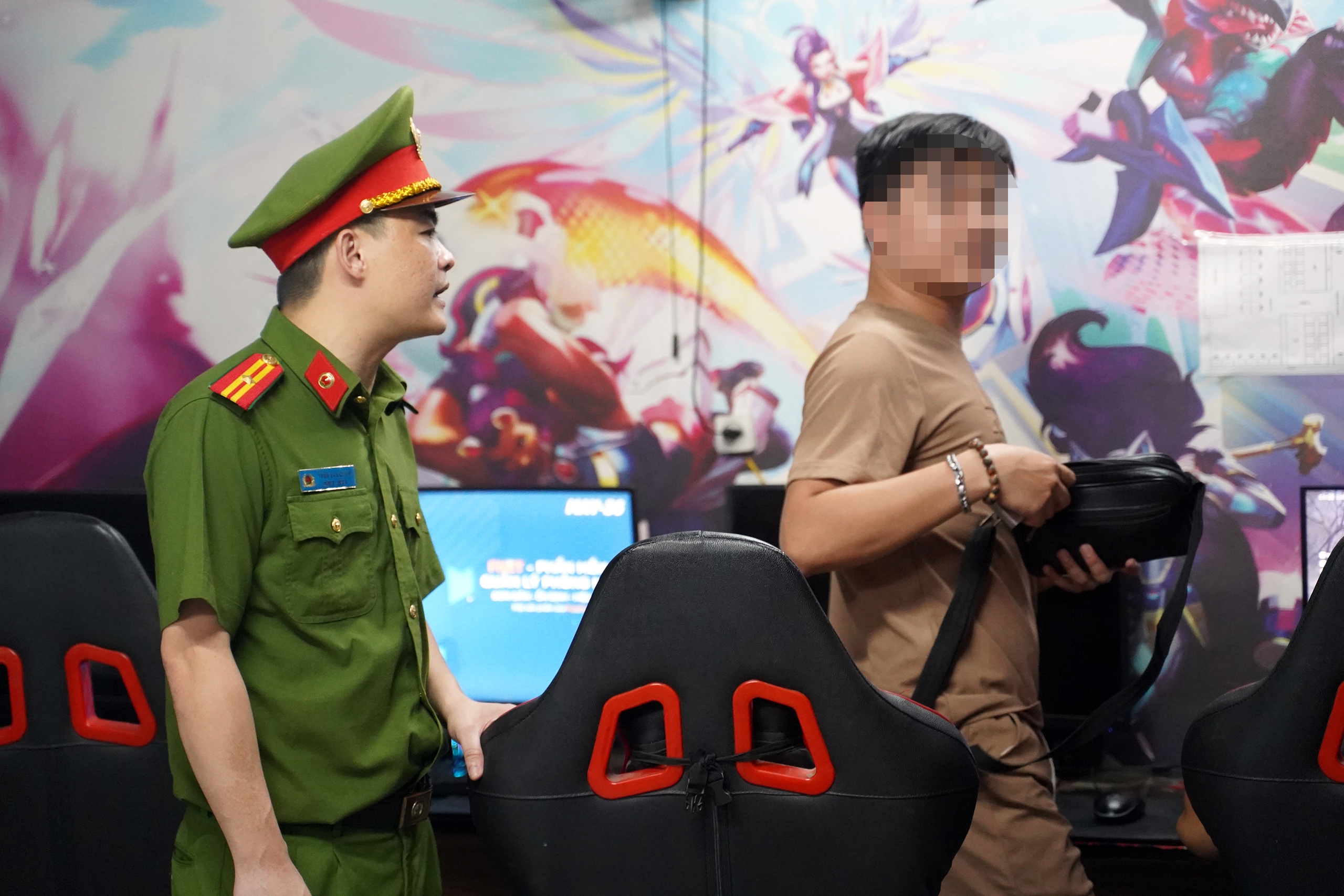 Hà Nội: Công an phường cùng CSGT xuyên đêm kiểm tra cơ sở giải trí, ngăn quái xế lộng hành- Ảnh 8. Hà Nội: Công an phường cùng CSGT xuyên đêm kiểm tra cơ sở giải trí, ngăn quái xế lộng hành- Ảnh 8.