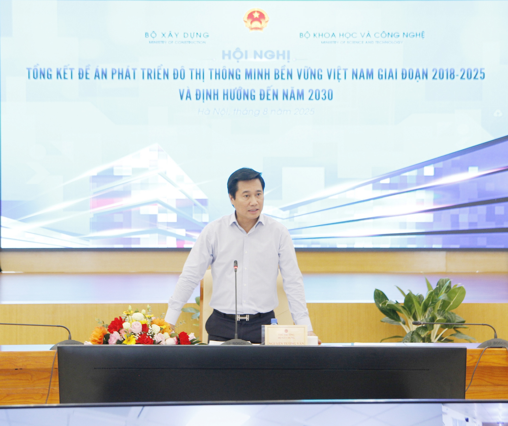 Thứ trưởng Bộ Xây dựng Nguyễn Tường Văn khẳng định, việc phát triển đô thị thông minh không phải là chạy đua theo công nghệ mà phải lấy con người làm trung tâm.