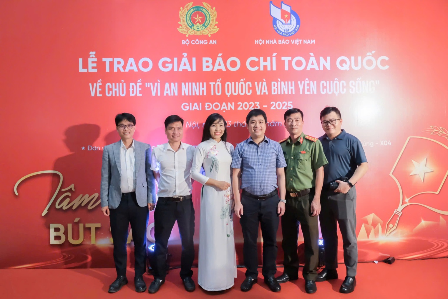 Báo Xây dựng đoạt giải báo chí “Vì an ninh Tổ quốc và bình yên cuộc sống”- Ảnh 2.