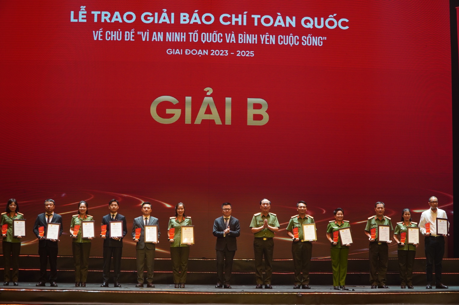 E:\Năm 2025\Tháng 8\Hình ảnh\Trao giải vì bình yên tổ quốc\DSC04994.JPG