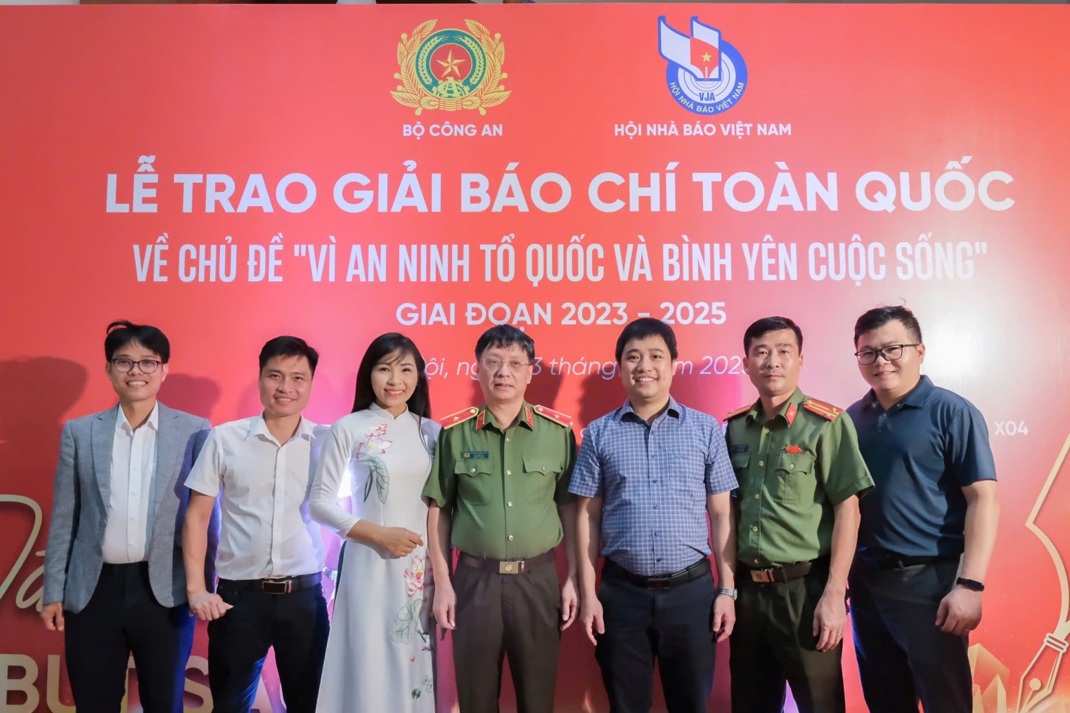 E:\Năm 2025\Tháng 8\Hình ảnh\Trao giải vì bình yên tổ quốc\TBT Báo CAND.jpg