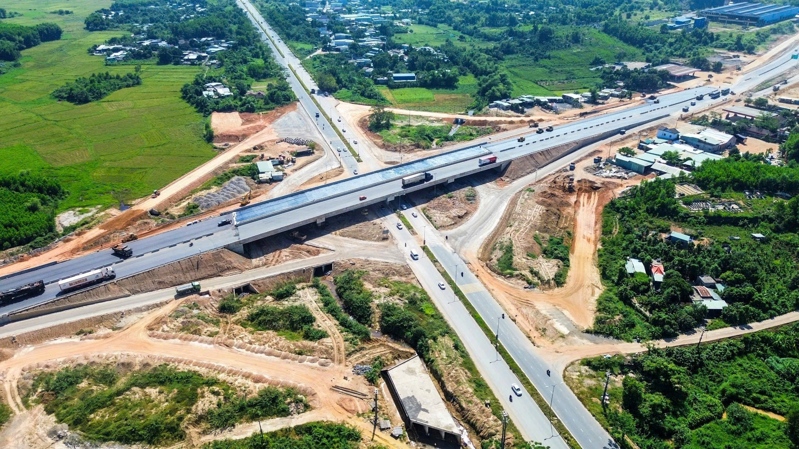 Thảm những mét nhựa cuối cùng trên tuyến chính cao tốc Hòa Liên - Túy Loan- Ảnh 2. Thảm những mét nhựa cuối cùng trên tuyến chính cao tốc Hòa Liên - Túy Loan- Ảnh 2.