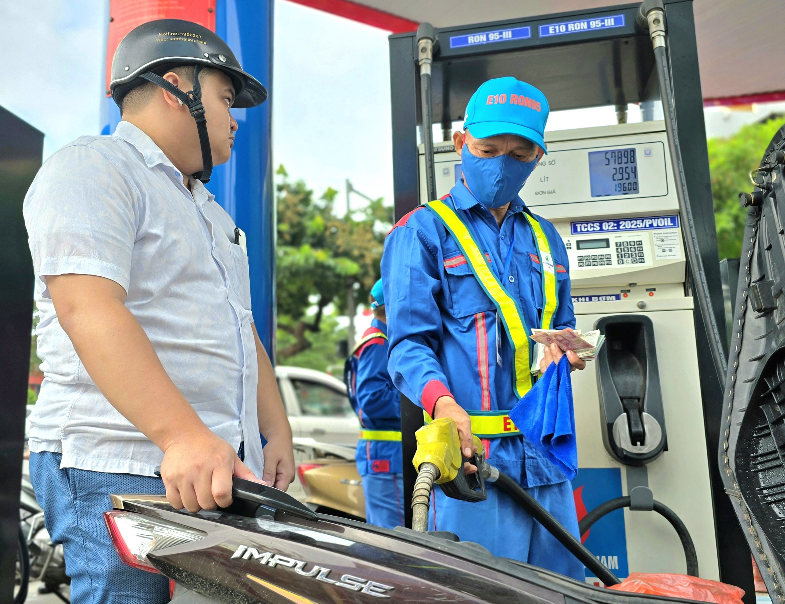 Giá xăng đồng loạt giảm từ chiều nay 14/8- Ảnh 1.
