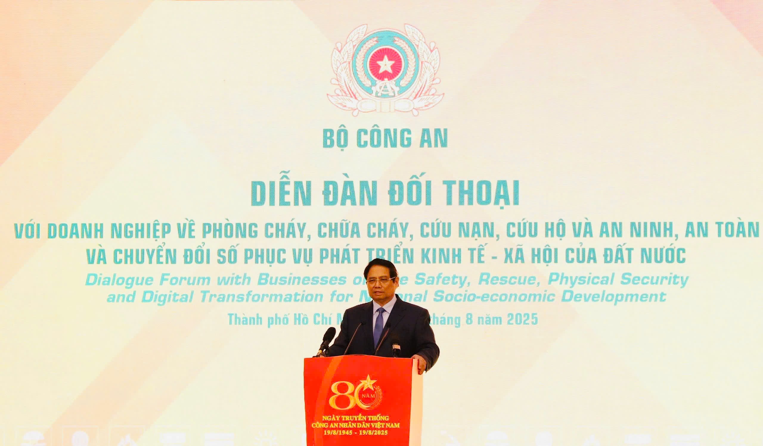 Thủ tướng: Phải đổi mới mạnh mẽ tư duy và nhận thức về PCCC và CNCH- Ảnh 3.