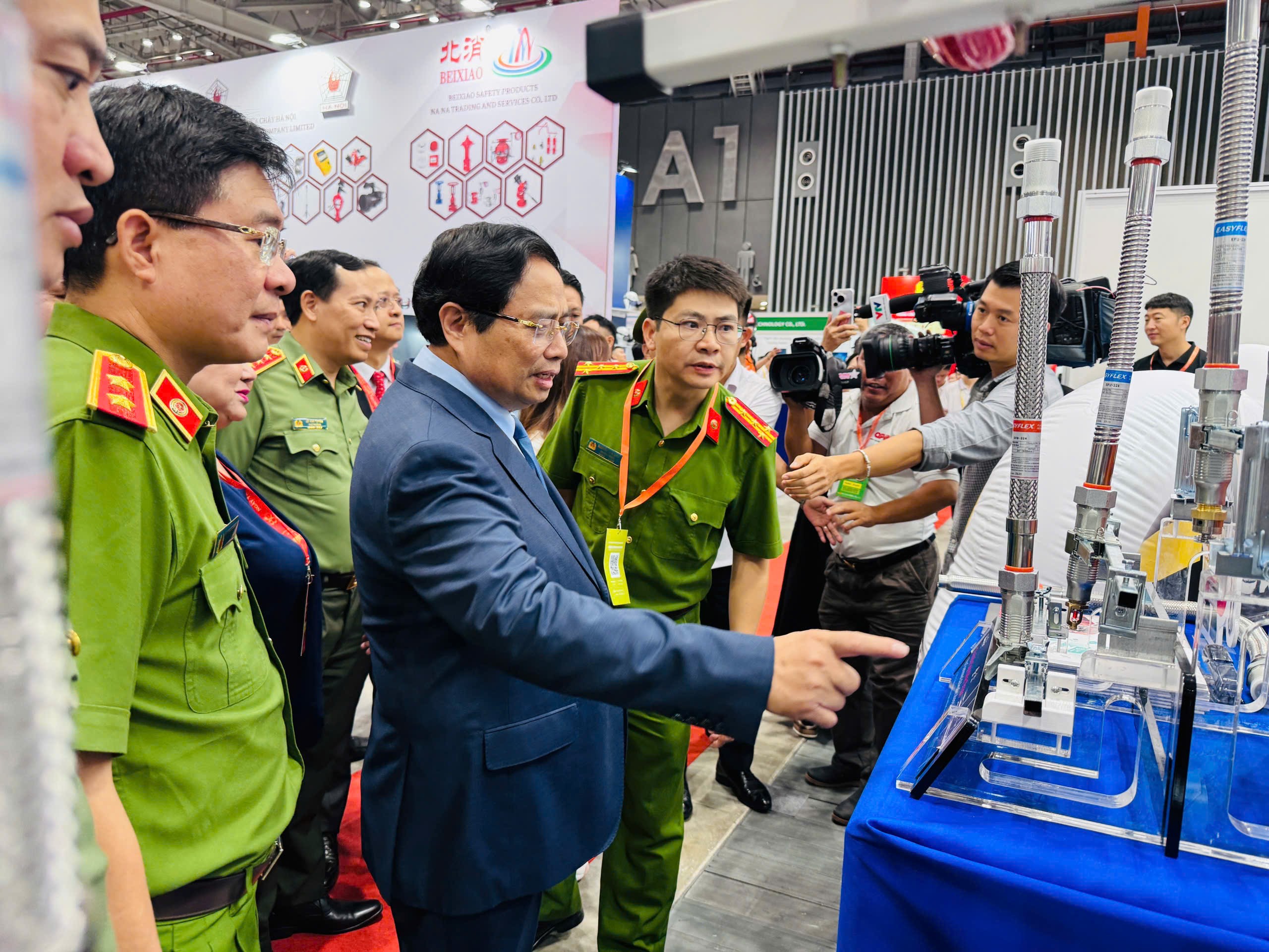 Thủ tướng: Phải đổi mới mạnh mẽ tư duy và nhận thức về PCCC và CNCH- Ảnh 5.