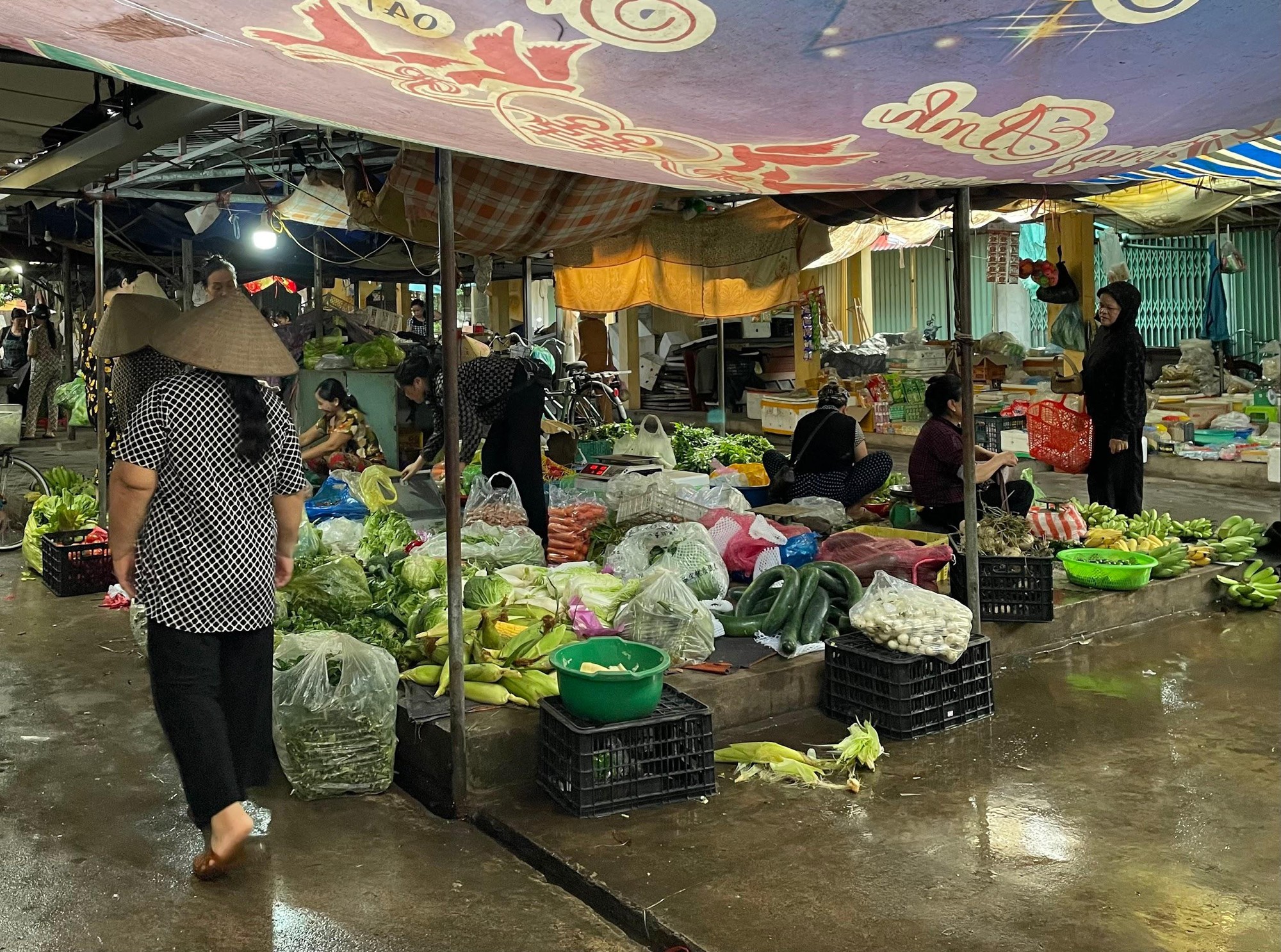 Chợ truyền thống chật vật chuyển mình theo cuộc đua số hóa- Ảnh 1. Chợ truyền thống chật vật chuyển mình theo cuộc đua số hóa- Ảnh 1.