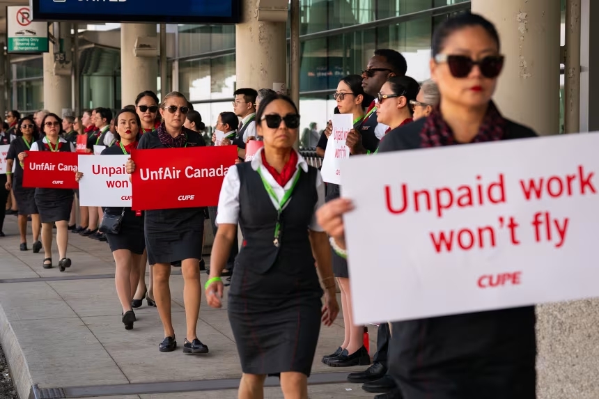 Hãng Air Canada dự kiến phải hủy toàn bộ chuyến bay vì bất đồng với tiếp viên - Ảnh 1.