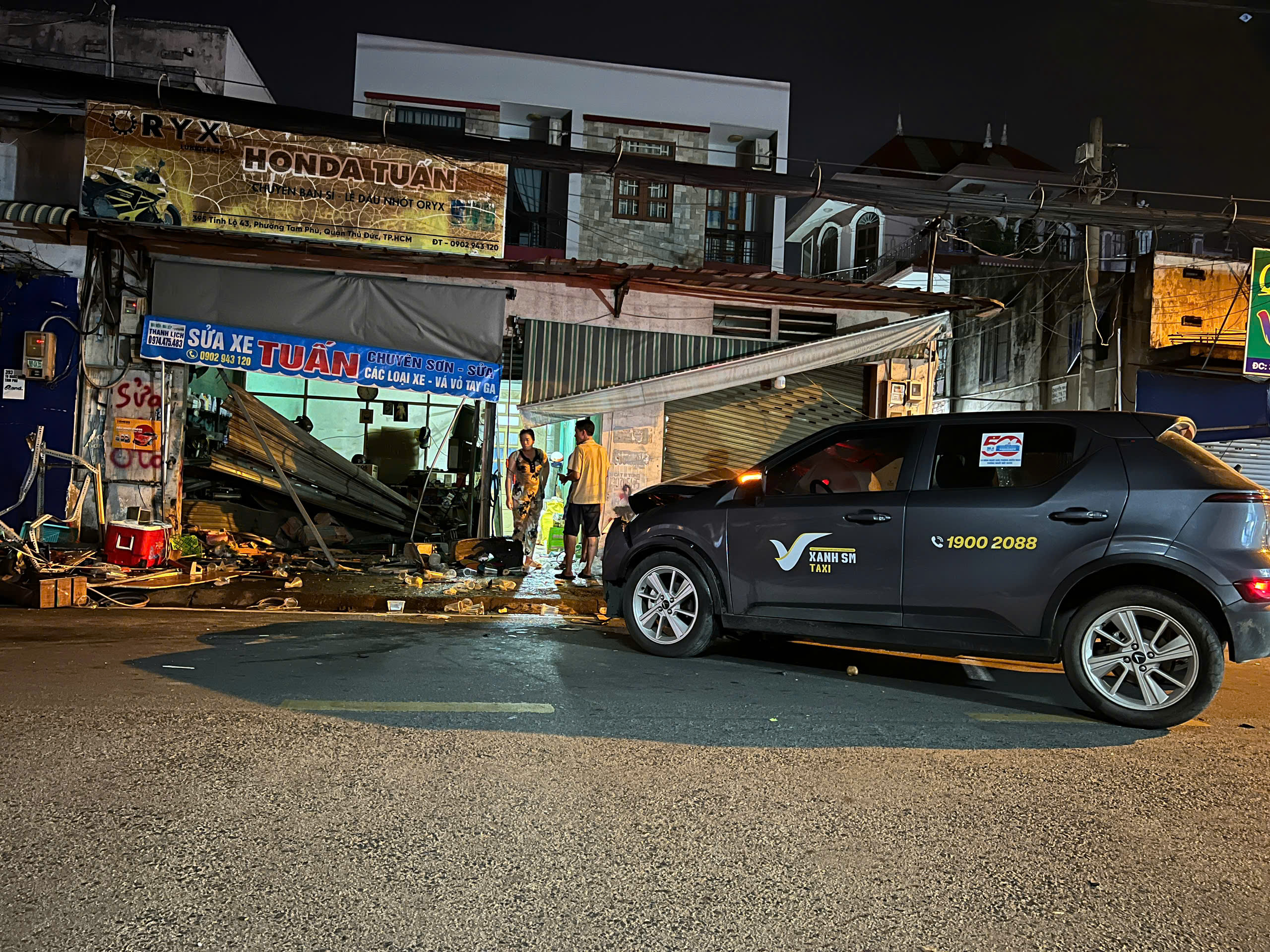 Taxi công nghệ lao lên vỉa hè, tông vào tiệm bán sinh tố khiến 2 người bị thương- Ảnh 1.