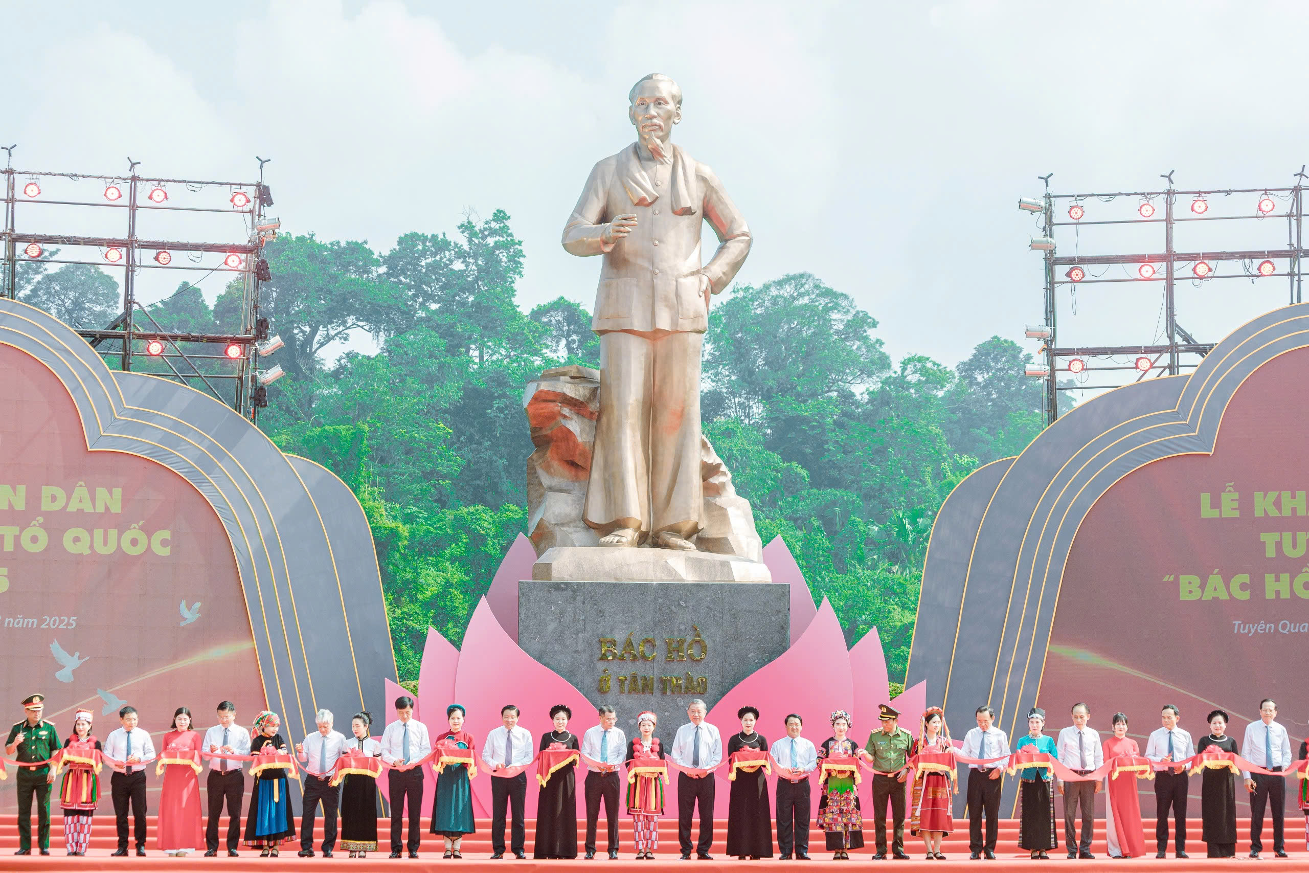Tổng Bí thư Tô Lâm dự lễ khánh thành tượng đài "Bác Hồ ở Tân Trào"- Ảnh 2.