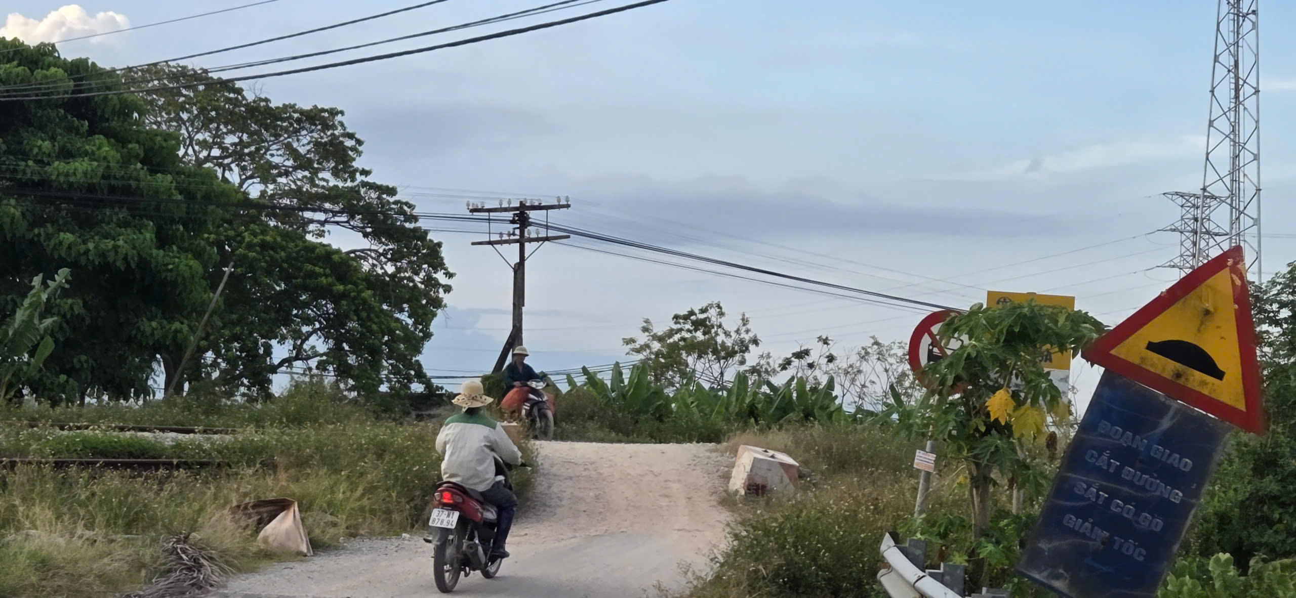 Cần đóng dứt điểm lối đi tự mở cắt ngang đường sắt ở Nghệ An- Ảnh 3.