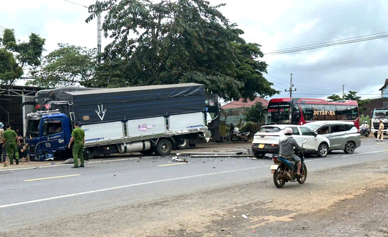 Vụ tai nạn khiến ba phương tiện bị tông bể nát.