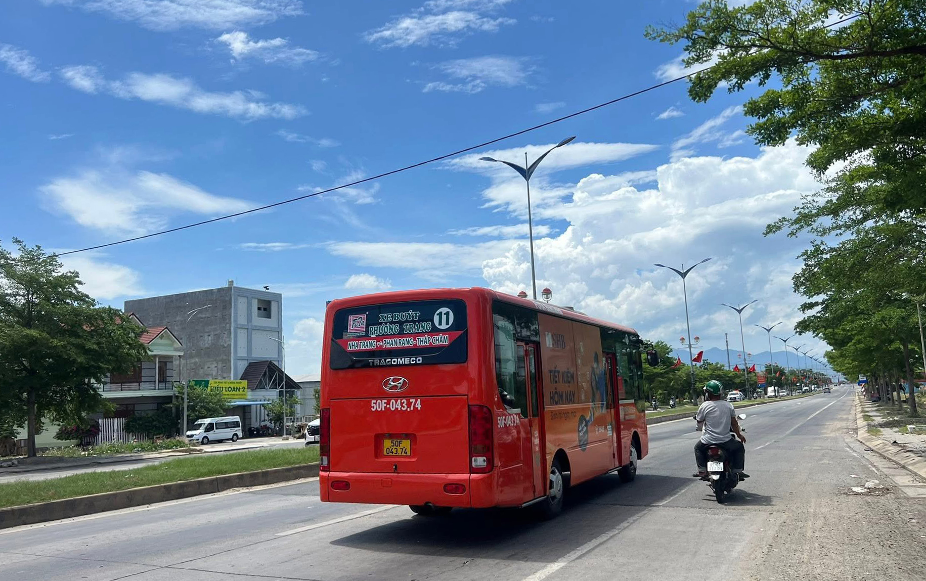 Khánh Hòa hỗ trợ 3 - 4,5 triệu đồng/tháng cho cán bộ, công chức đi lại và thuê nhà- Ảnh 1.