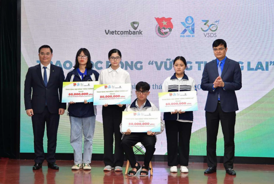 Dấu ấn xanh Vietcombank - cùng dân tộc vững bước tiến vào kỷ nguyên mới- Ảnh 2.