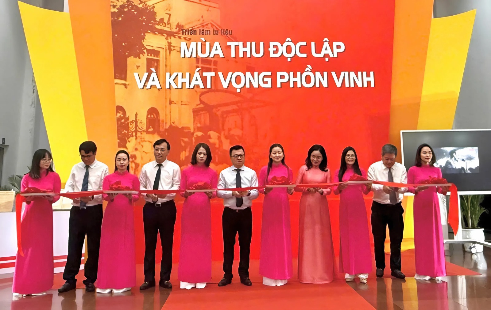 Nơi gặp gỡ quá khứ - hiện tại từ Triển lãm “Mùa thu độc lập và khát vọng phồn vinh"- Ảnh 1.